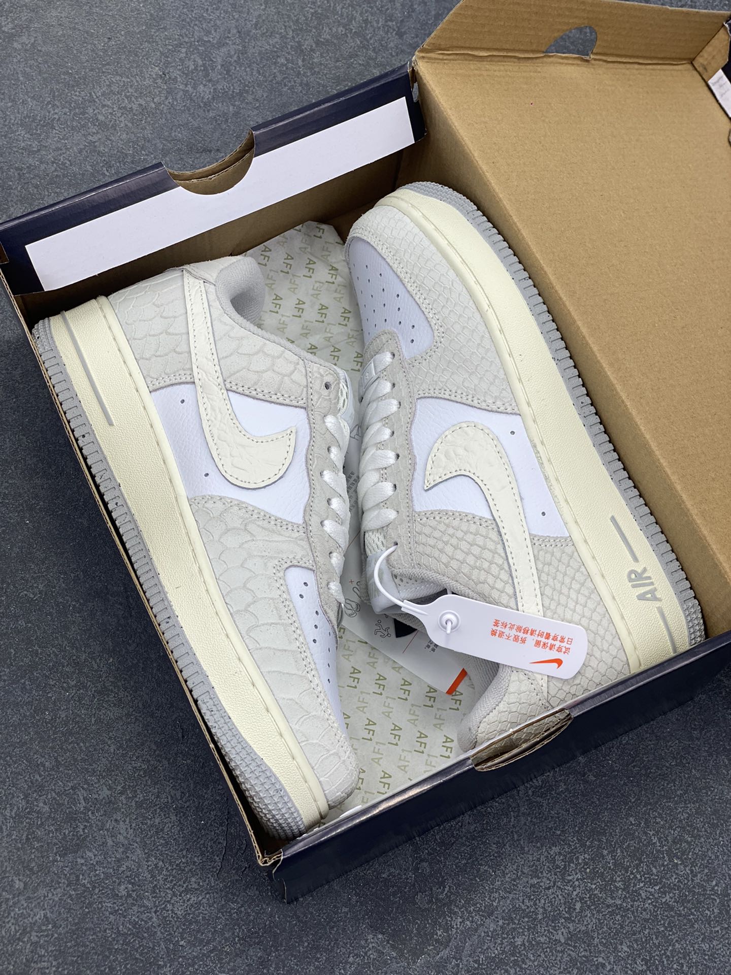 图片[9]-福利特价 Nike Air Force 1 Low 空军一号低帮百搭休闲运动板鞋。柔软、弹性十足的缓震性能和出色的中底设计，横跨复古与现代的外型结合，造就出风靡全球三十多年的Force 1，直到今天还深受青睐。 货号：DX2678-100 尺码：36 36.5 37.5 38 38.5 39 40 40.5 41 42 42.5 43 44 44.5 45-选品中心