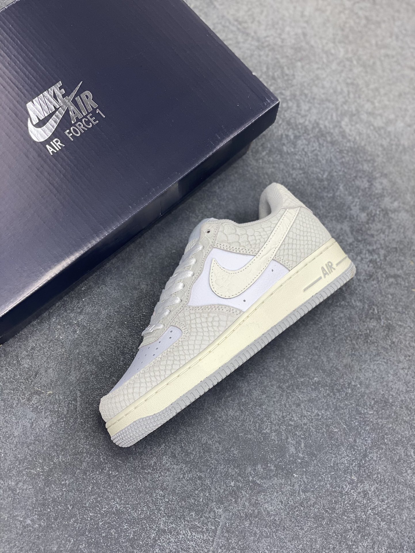 图片[7]-福利特价 Nike Air Force 1 Low 空军一号低帮百搭休闲运动板鞋。柔软、弹性十足的缓震性能和出色的中底设计，横跨复古与现代的外型结合，造就出风靡全球三十多年的Force 1，直到今天还深受青睐。 货号：DX2678-100 尺码：36 36.5 37.5 38 38.5 39 40 40.5 41 42 42.5 43 44 44.5 45-选品中心
