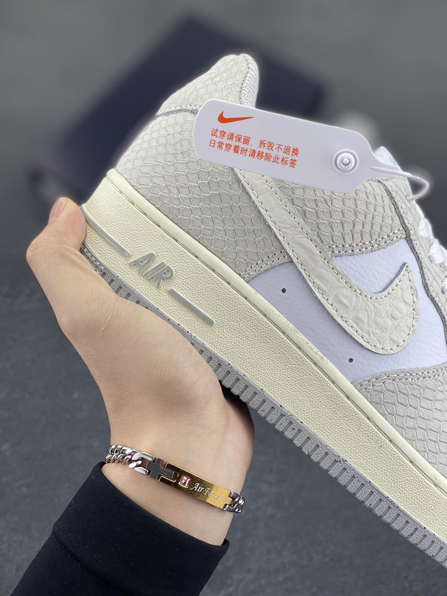 图片[6]-福利特价 Nike Air Force 1 Low 空军一号低帮百搭休闲运动板鞋。柔软、弹性十足的缓震性能和出色的中底设计，横跨复古与现代的外型结合，造就出风靡全球三十多年的Force 1，直到今天还深受青睐。 货号：DX2678-100 尺码：36 36.5 37.5 38 38.5 39 40 40.5 41 42 42.5 43 44 44.5 45-选品中心