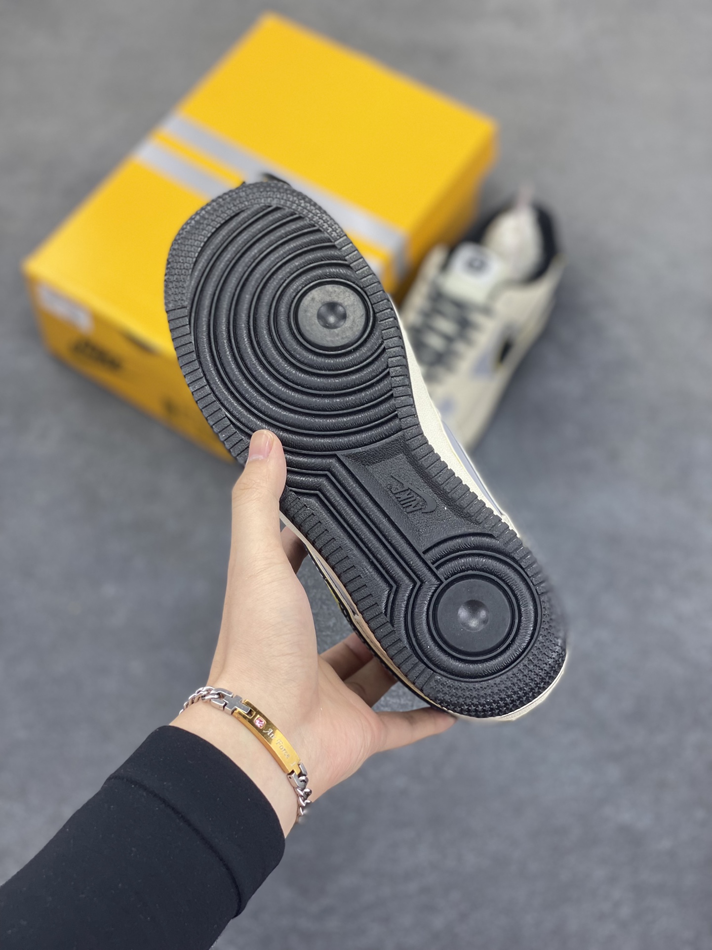 图片[5]-福利特价 Nike Air Force 1 Low 空军一号低帮百搭休闲运动板鞋。柔软、弹性十足的缓震性能和出色的中底设计，横跨复古与现代的外型结合，造就出风靡全球三十多年的Force 1，直到今天还深受青睐。 货号：XX3168-165 尺码：36 36.5 37.5 38 38.5 39 40 40.5 41 42 42.5 43 44 44.5 45-选品中心