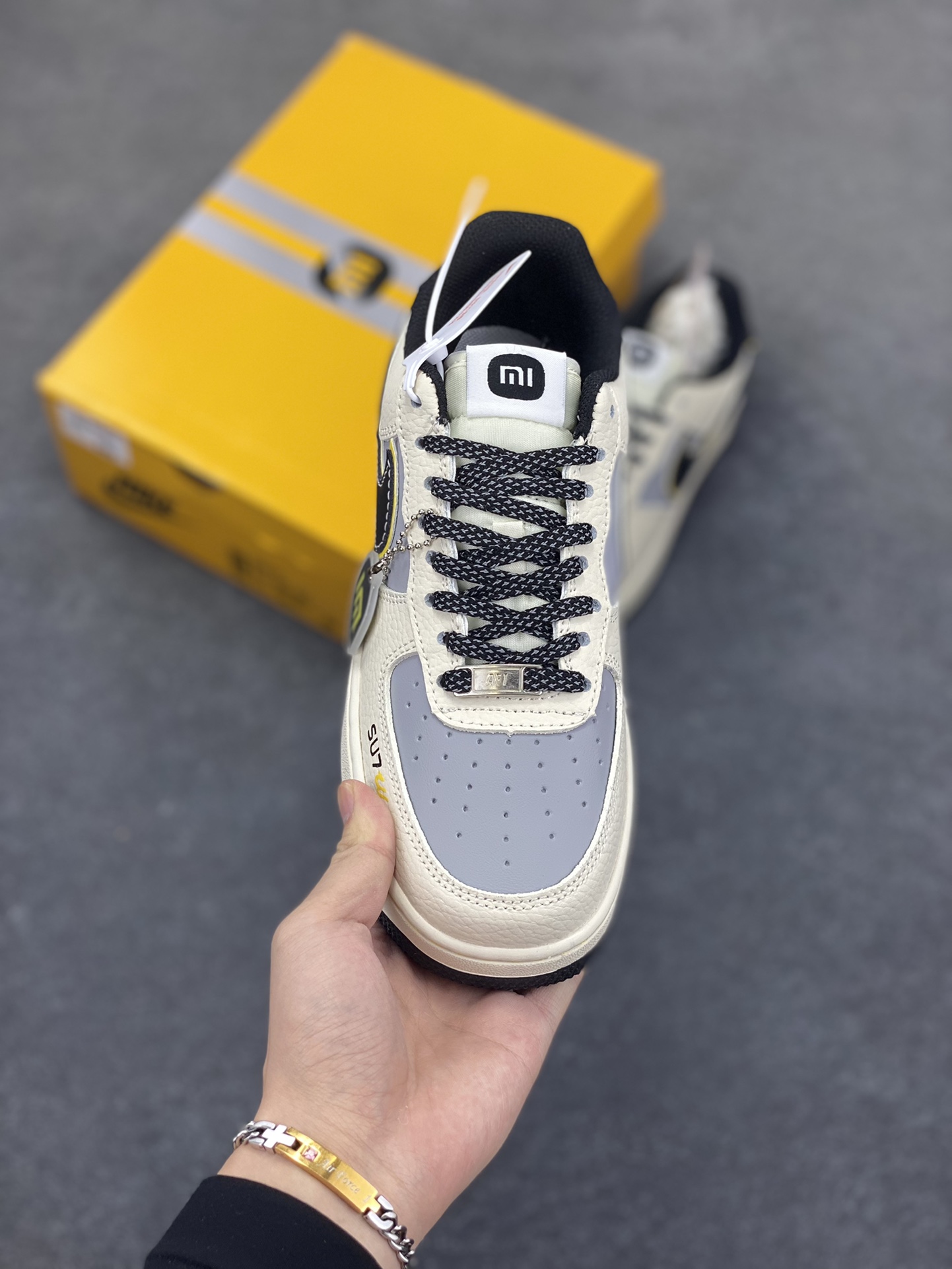 图片[2]-福利特价 Nike Air Force 1 Low 空军一号低帮百搭休闲运动板鞋。柔软、弹性十足的缓震性能和出色的中底设计，横跨复古与现代的外型结合，造就出风靡全球三十多年的Force 1，直到今天还深受青睐。 货号：XX3168-165 尺码：36 36.5 37.5 38 38.5 39 40 40.5 41 42 42.5 43 44 44.5 45-选品中心