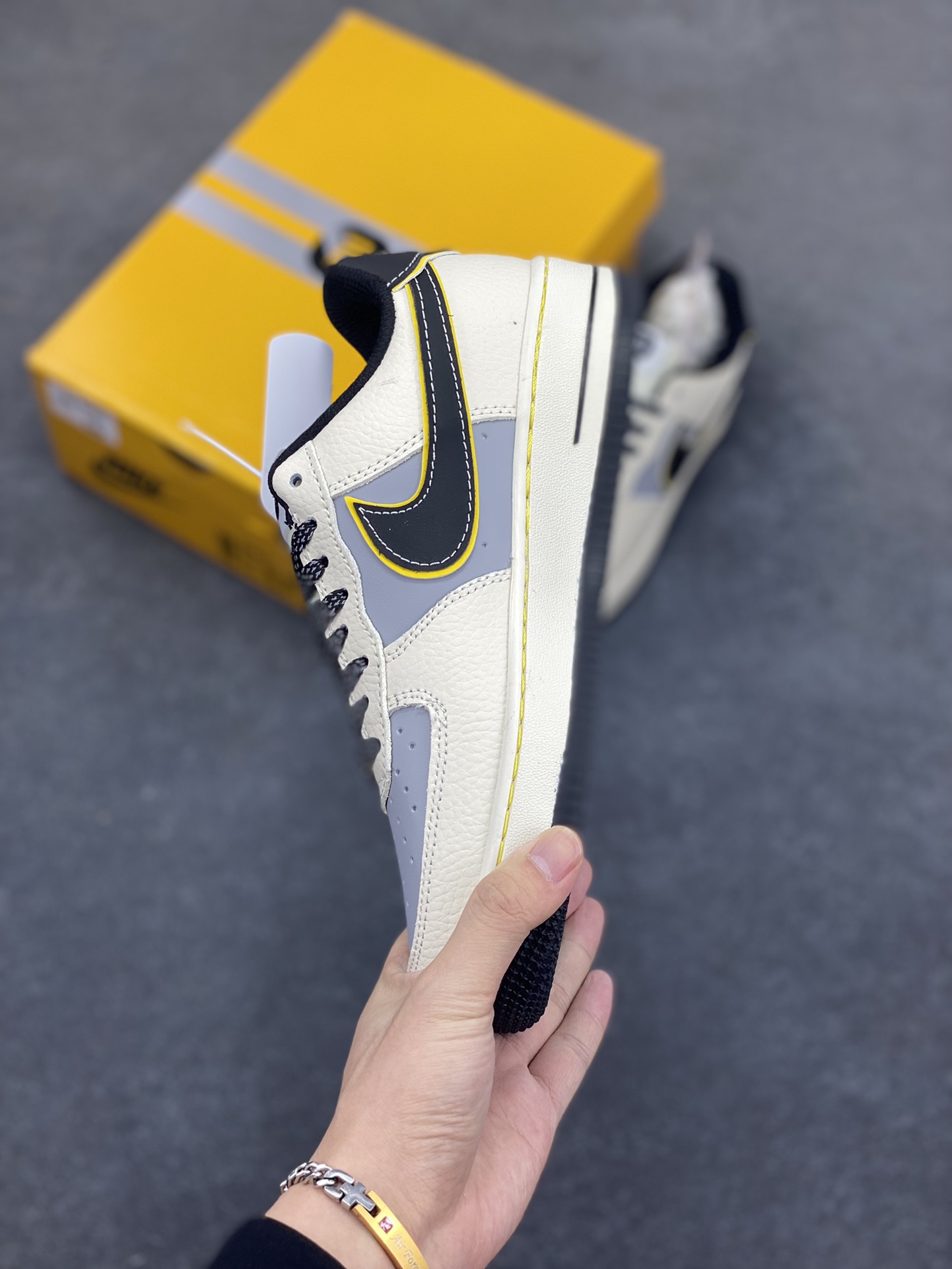 图片[3]-福利特价 Nike Air Force 1 Low 空军一号低帮百搭休闲运动板鞋。柔软、弹性十足的缓震性能和出色的中底设计，横跨复古与现代的外型结合，造就出风靡全球三十多年的Force 1，直到今天还深受青睐。 货号：XX3168-165 尺码：36 36.5 37.5 38 38.5 39 40 40.5 41 42 42.5 43 44 44.5 45-选品中心