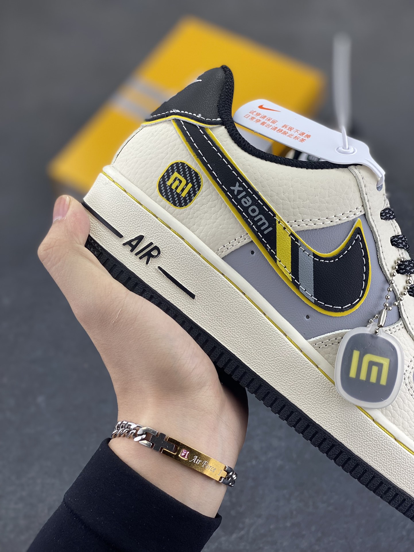 图片[6]-福利特价 Nike Air Force 1 Low 空军一号低帮百搭休闲运动板鞋。柔软、弹性十足的缓震性能和出色的中底设计，横跨复古与现代的外型结合，造就出风靡全球三十多年的Force 1，直到今天还深受青睐。 货号：XX3168-165 尺码：36 36.5 37.5 38 38.5 39 40 40.5 41 42 42.5 43 44 44.5 45-选品中心