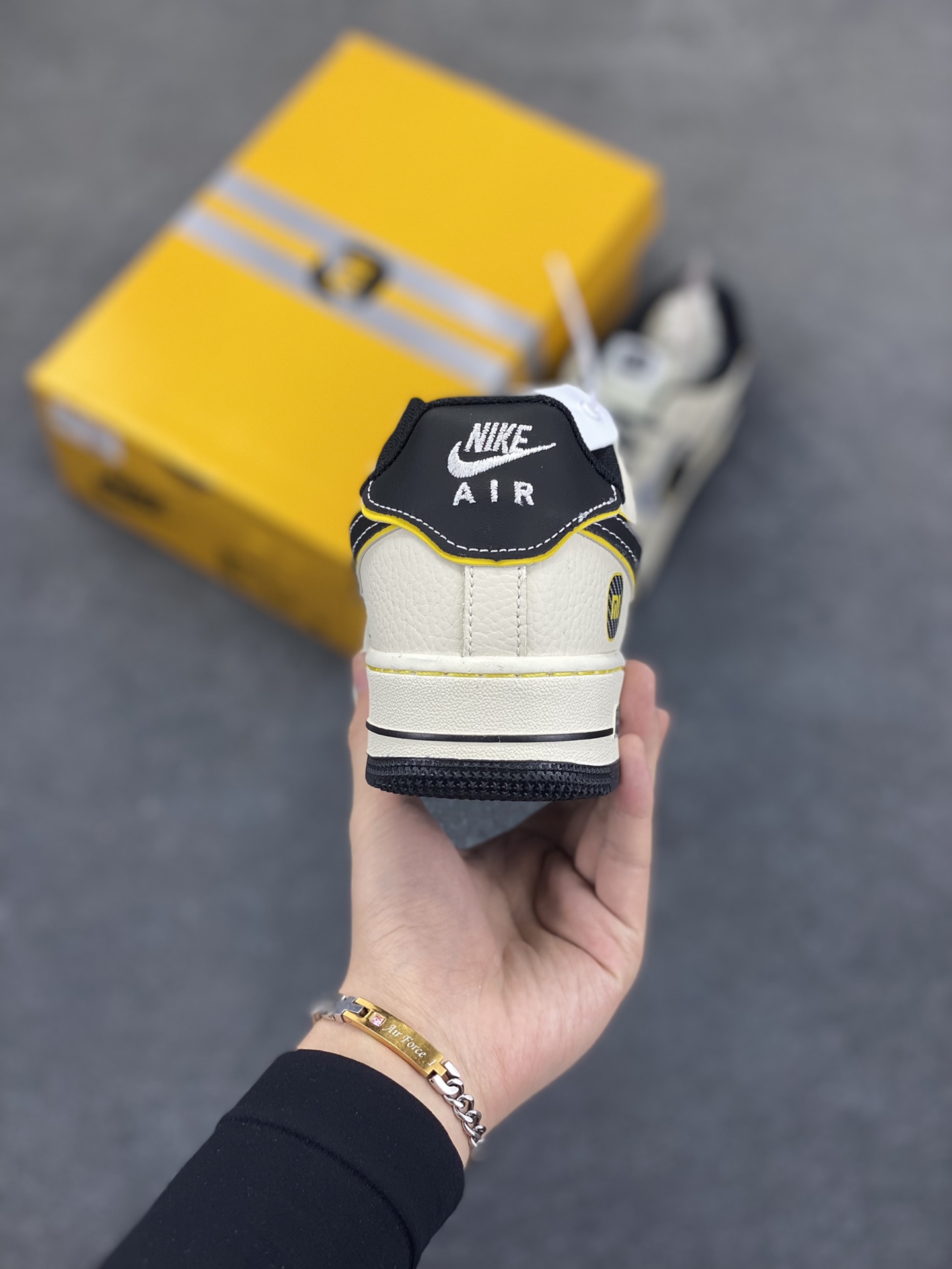 图片[4]-福利特价 Nike Air Force 1 Low 空军一号低帮百搭休闲运动板鞋。柔软、弹性十足的缓震性能和出色的中底设计，横跨复古与现代的外型结合，造就出风靡全球三十多年的Force 1，直到今天还深受青睐。 货号：XX3168-165 尺码：36 36.5 37.5 38 38.5 39 40 40.5 41 42 42.5 43 44 44.5 45-选品中心