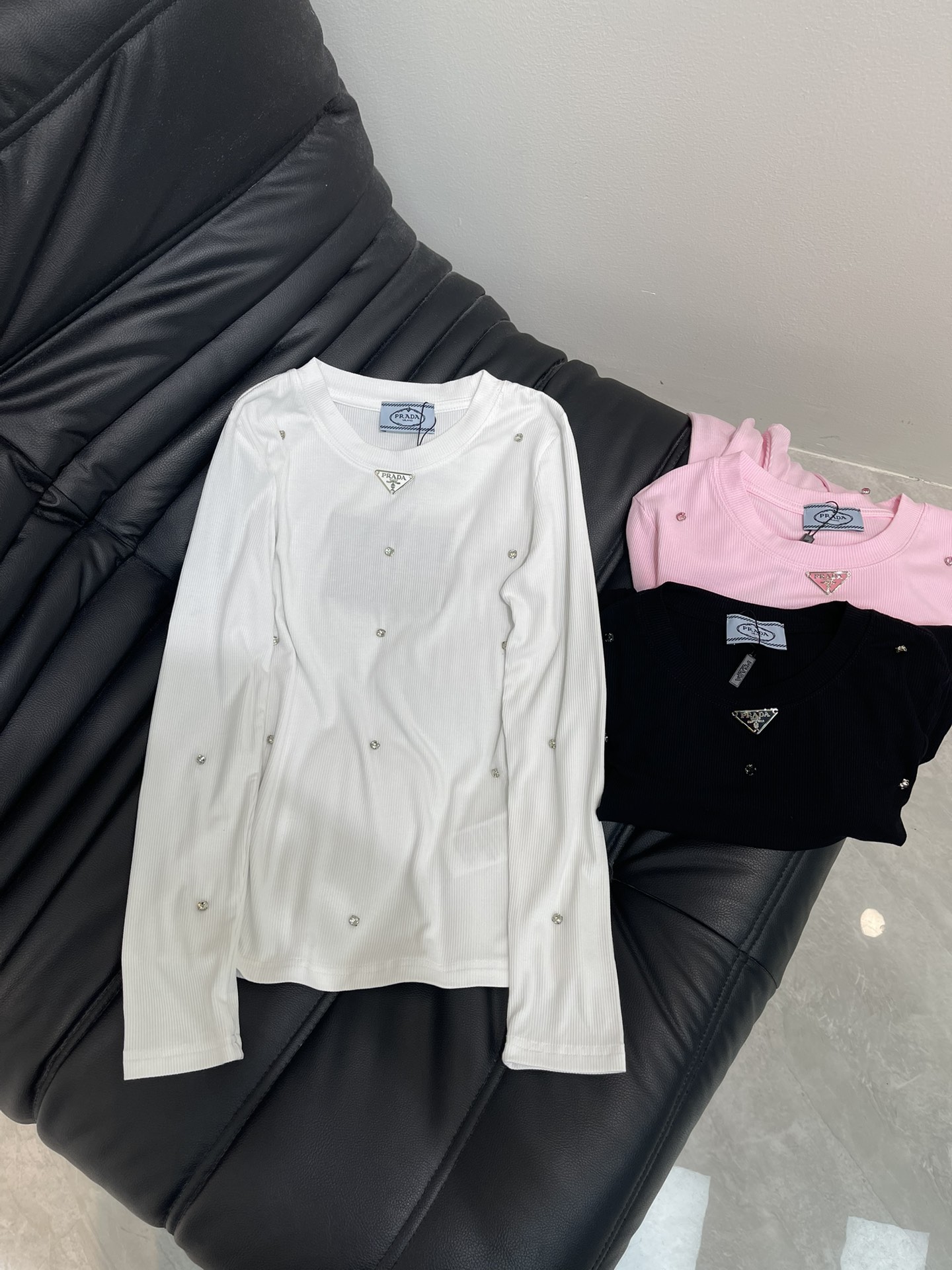 NO:445701,Prad*25 autumn and winter new triangle logo full-body drill high elastic long-sleeved base shirt is an indispensable item for autumn and winter wardrobe. It looks very good whether worn alone or in the inner layer. It shows off your figure. Customized threaded cotton fabric. The fabric comes with elasticity and good elasticity. The upper body is soft and comfortable. Full diamond design. The overall wiring is flat and delicate. Versatile style. SML,,prada,alexander wang.19860909Prad*25秋冬新款三角标满身钻高弹力长袖打底衫 秋冬衣柜不可缺少的单品 无论单穿还是内搭都很好看 很显身材 定制螺纹棉面料 面料自带弹力 回弹力好 上身柔软舒适 满钻设计 整体走线平整细腻 百搭款 SML,,prada,alexander wang,Women's clothing