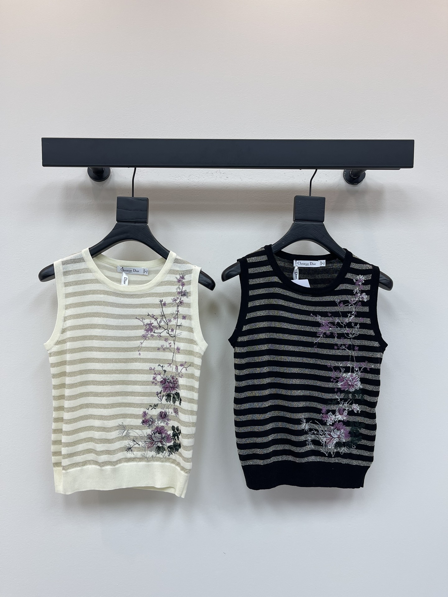 NO:444741,Dio*25 new striped knitted vest!  Custom linen yarn weaving, delicate texture, soft and comfortable, contrasting stripes throughout the body, extend from the neckline to the hem of the clothes, plum blossom embroidery pattern highlights the elegant new Chinese style, displays the brand tone, versatile style does not pick the age-based skin tone, and the upper body is suitable for age-reducing fashionable and retro style!  SML, dior,alexander wang19860909Dio*25新款条纹针织背心！定制亚麻纱线织造 细腻肌理 柔软舒适 通体条纹撞色 自领口延伸至衣摆梅花刺绣图案 凸显典雅新中式风格 展示品牌调性 百搭款式不挑年龄肤色 上身适配减龄时髦复古风格！ SML,,dior,alexander wang,Women's clothing