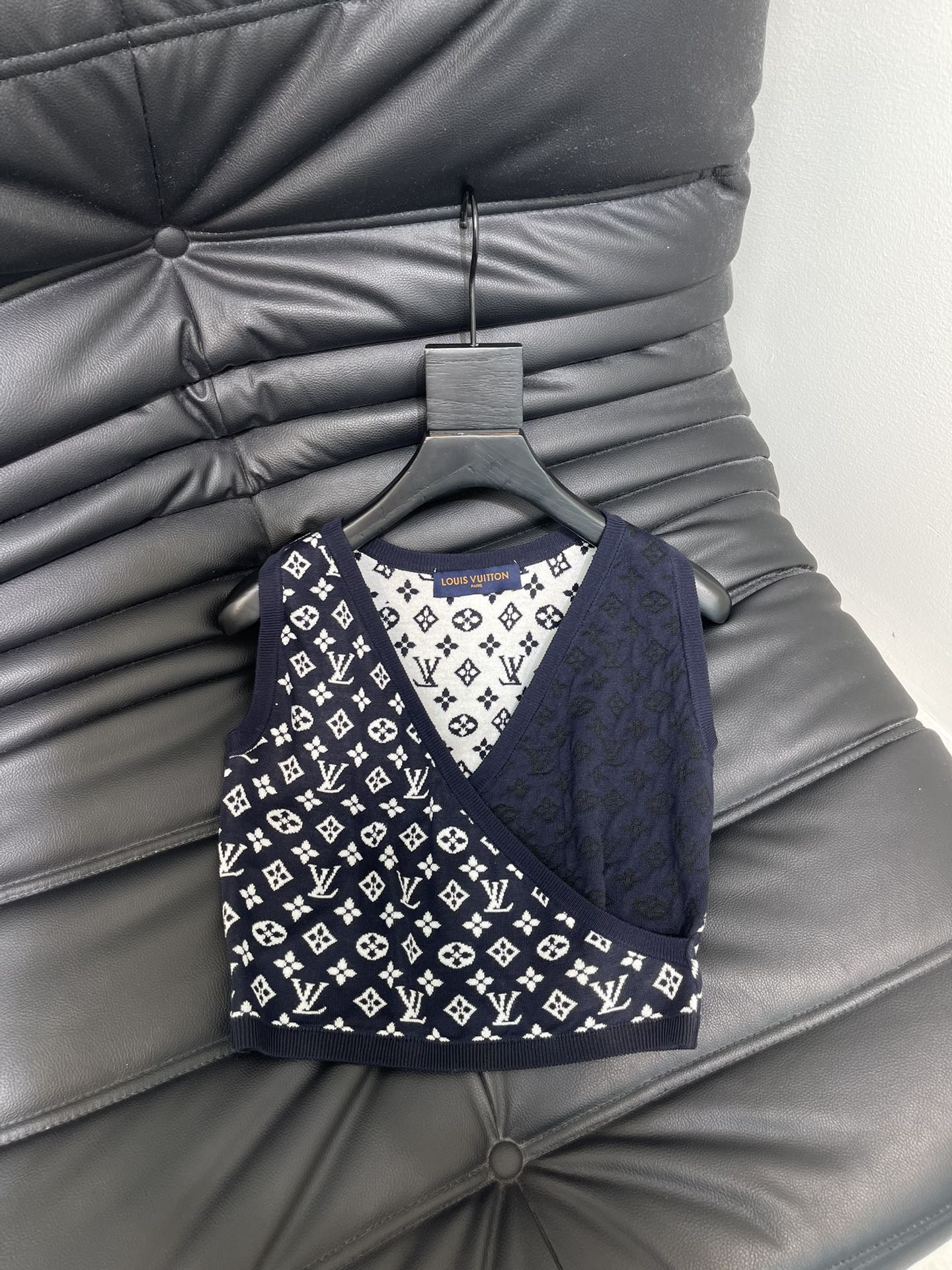 NO:445713,Louis Vuitto*25 early autumn new style official website synchronizes cross-type short knitted vest!  Custom imported wool material, comfortable and soft upper body, knitted vest, youthful tone, high waist short version design, let the long-legged goddess show its charm, cross-processing on the chest, details show high quality, all-body four-leaf clover elements and letter logos, adding a high street retro feel!  SML, louis vuitton,alexander wang19860909Louis Vuitto*25早秋新款官网同步 交叉式短款针织背心！定制进口羊毛材质 上身舒适柔软 针织背心 调性青春充满朝气 高腰短版设计 让长腿女神尽显魅力 胸前交叉处理 细节彰显高级品质 通体四叶草元素和字母徽标组成 增添高街复古感！SML,,louis vuitton,alexander wang,Women's clothing