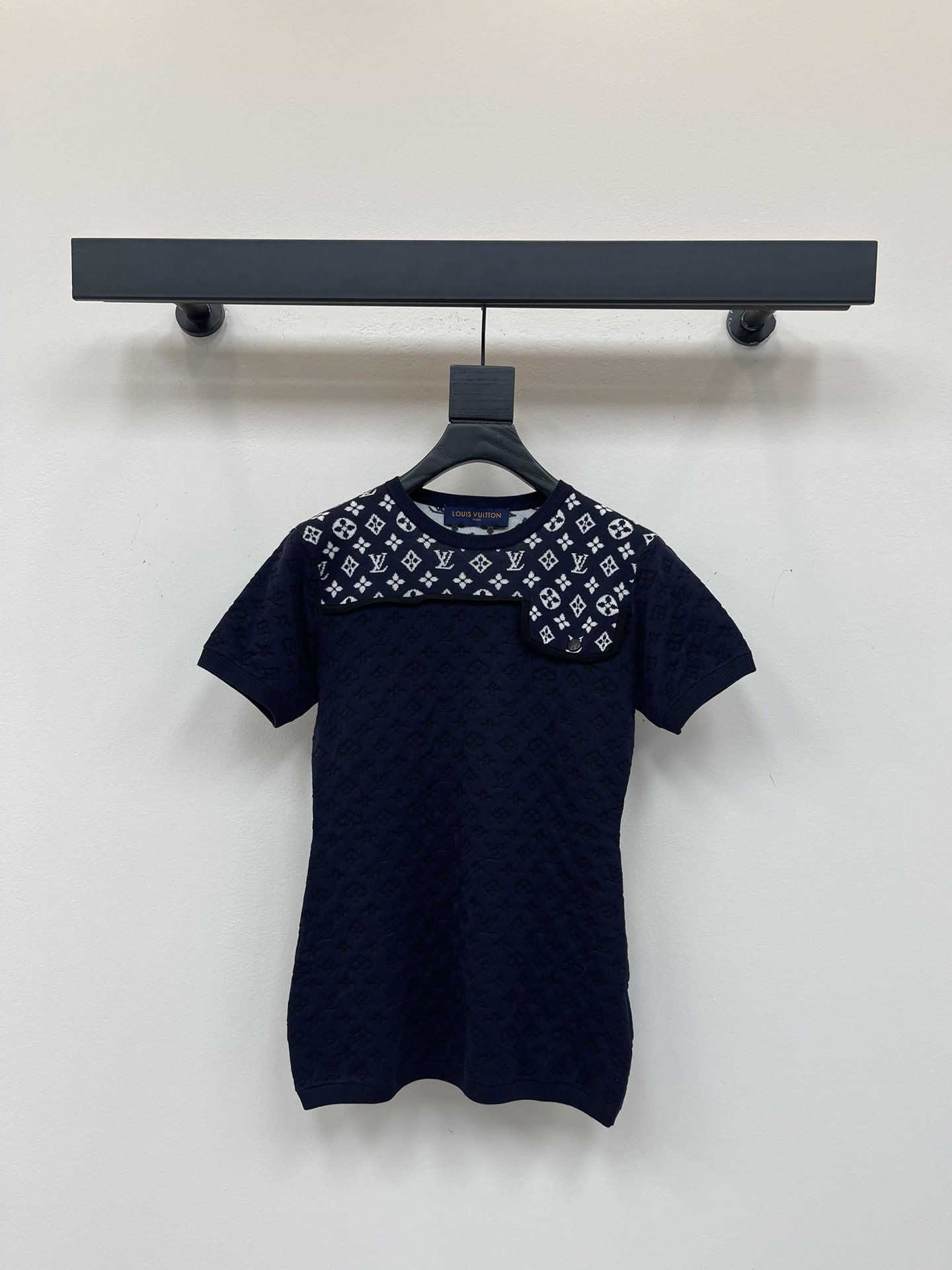 NO:445707,Louis Vuitto*25 early autumn new style is synchronized on the official website with color-blocking round neck knitted short sleeves!  Custom imported wool material, comfortable and soft upper body, knitted round neck short-sleeved style, neatly cut using color block details, easy outline three-dimensional lines, full-print concave and convex jacquard pattern throughout the body, iconic four-leaf clover and letter elements, highlighting the gorgeous brand tone, more uniform and coordinated wear, meeting various needs of daily commuting!  SML, louis vuitton, T-shirt, alexander wang19860909Louis Vuitto*25早秋新款官网同步 拼色圆领针织短袖！定制进口羊毛材质 上身舒适柔软 针织圆领短袖版型 利落裁剪利用拼色细节 轻松勾勒立体线条 通体满印凹凸提花纹 标志性四叶草和字母元素 彰显华丽的品牌调性 穿着更加统一协调 满足日常通勤多种需求！SML,,louis vuitton,T-shirt,alexander wang,Women's clothing