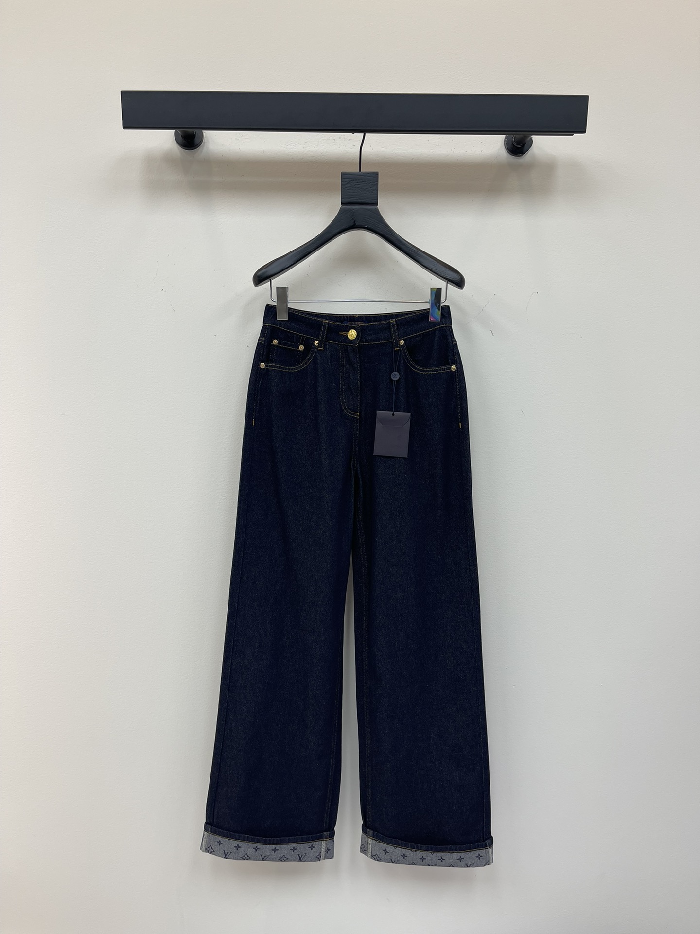 NO:444748,Louis Vuitto*25 new old-fashioned curly jeans These pants are simply the perfect combination of fashion and comfort, which makes me love it!  The design of this jean is super stylish, with a printed presbyopia pattern and a curled edge and put down design concept, which highlights the brand's unique style, making people recognize this as the masterpiece of LV at a glance!  Highly recommended new products in early autumn, dark blue, code number SML, louis vuitton,louis vuitton,jeans,alexander wang19860909Louis Vuitto*25新款老花卷边牛仔裤 这款裤子简直是时尚与舒适的完美结合,让我爱不释手！这款牛仔裤的设计超级有范,满印的老花图案,可卷边可放下的设计理念,彰显出品牌独特的格调,让人一眼就能认出这是LV的杰作！早秋新品强力推荐 颜色深蓝 码数SML,,louis vuitton,louis vuitton,jeans,alexander wang,Women's clothing