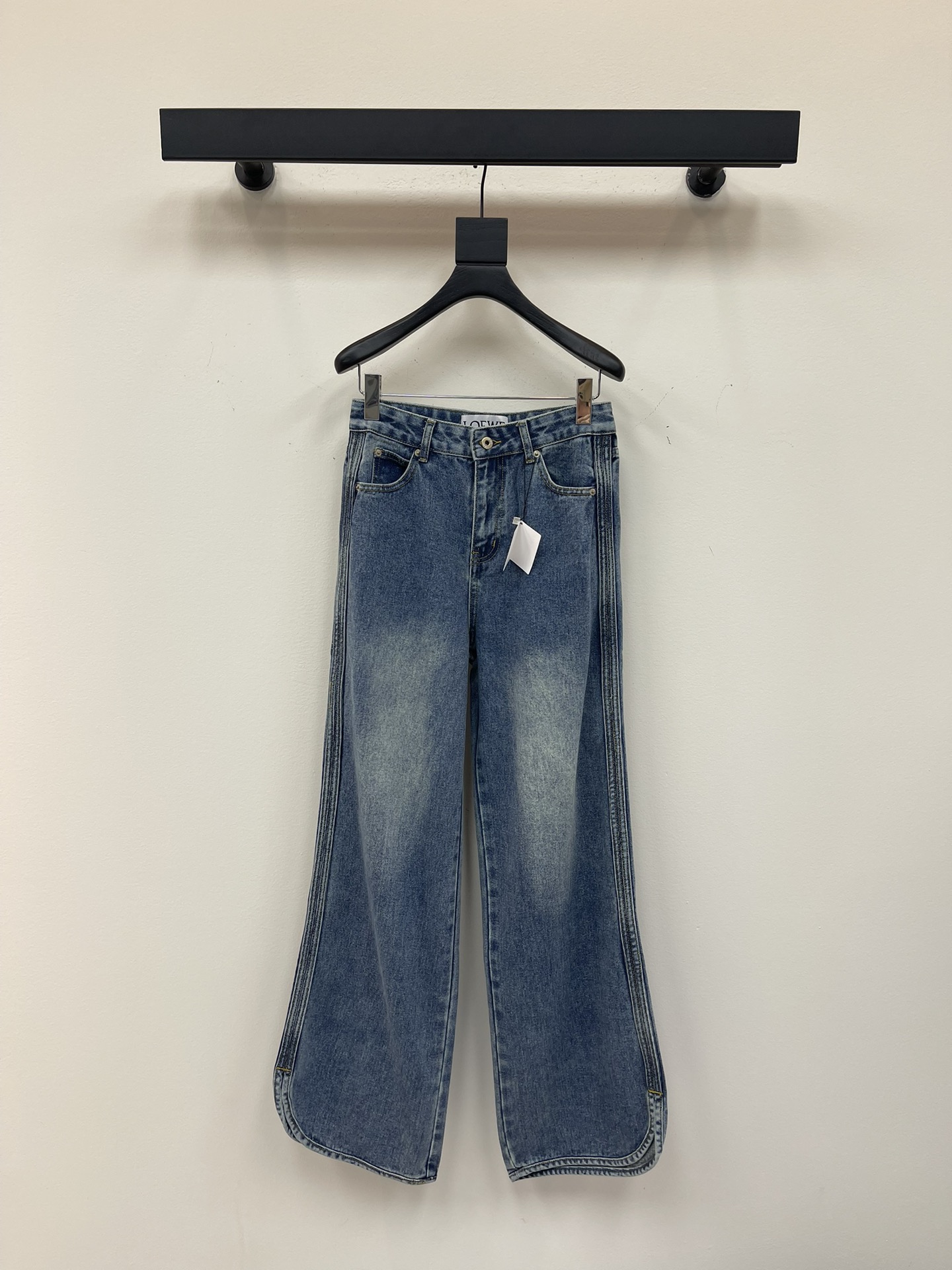 NO:444755,Loew*25 early autumn new slit jeans, same GW style, Loew* plain double bone slit jeans, unique trouser legs slit design Yeast washing denim blue, super soft fabric, the upper body makes the legs look long!  This time the design is amazing!  The right slit on the trouser legs!  It’s windy when walking [Laughing R] I can see my ankles vaguely, and the visual lengthening effect is full. The plain board can be broadcast live!  Color denim blue Size SML, loewe, loewe, jeans, alexander wang19860909Loew*25早秋新款开衩牛仔裤,GW同款,罗意*素板双骨开衩牛仔裤,独特裤脚开衩设计酵母洗水牛仔蓝,超柔软面料上身太显腿长了！ 这次的设计太绝了！裤脚恰到好处的开衩！ 走路都带风了[大笑R]若隐若现露出脚踝,视觉拉长效果满分 素板可直播！ 颜色牛仔蓝 尺码SML,,loewe,loewe,jeans,alexander wang,Women's clothing