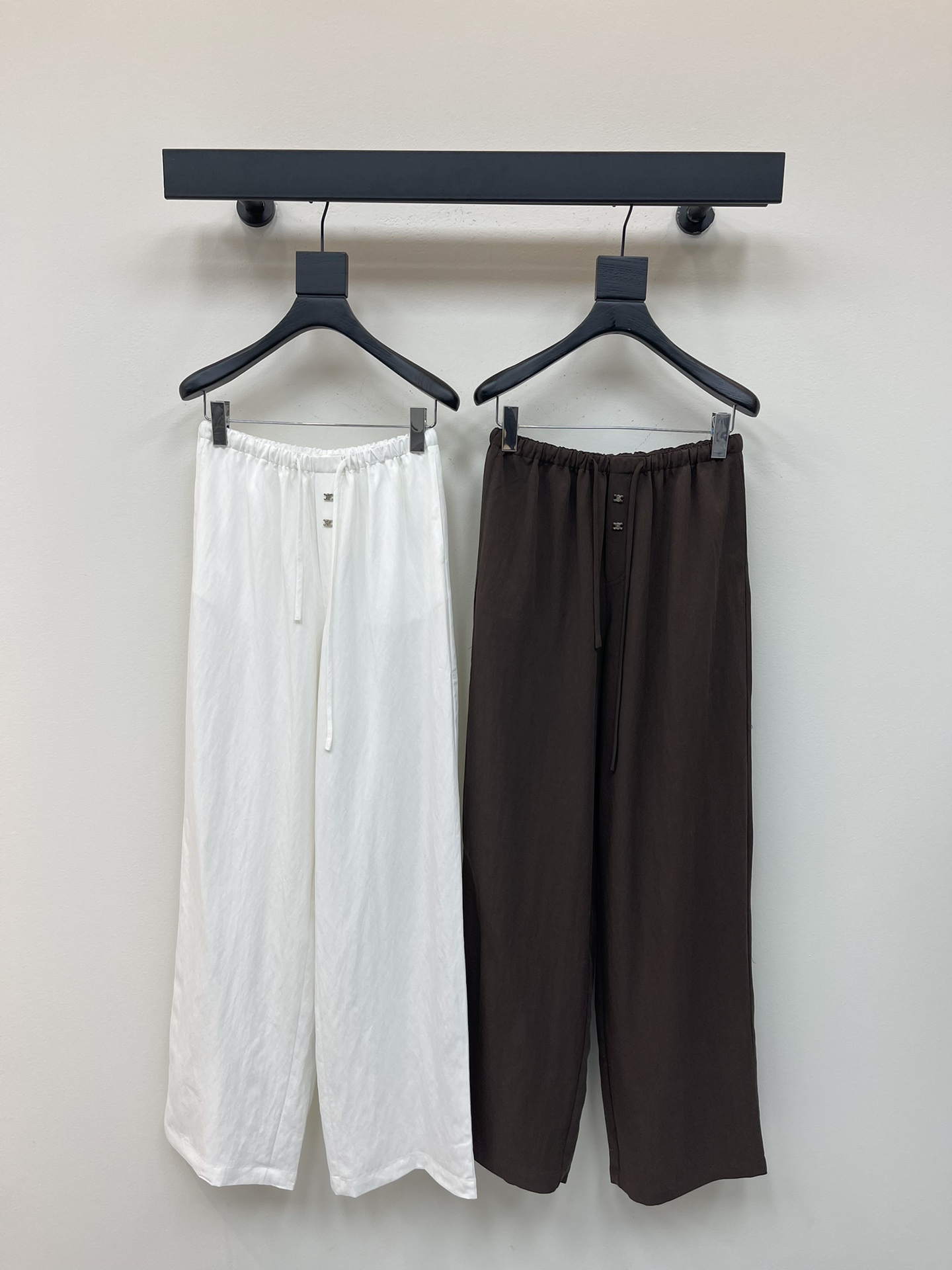 NO:444769,Celin*25 new plain color versatile drawstring trousers Customized YB imported Tianshi cotton material, textured luster, smooth and comfortable Loose drawstring wide-leg trousers design, two light colors all over the body, versatile and unpicked style, full of old money, neat tailoring details show the texture of the big brand, drawstring adjustment and symmetrical pleats, increase the effect of leg modification, add slack and fashionable feeling, daily commuting, the Arc de Triomphe logo is decorated with the front closure, high-end without losing the brand style SML, celine, alexander wang19860909Celin*25新款素色百搭抽绳长裤 定制YB进口天丝棉材质 质感光泽 垂顺舒适 宽松抽绳阔腿长裤设计 通体两款浅色系 百搭不挑风格 老钱感满满 利落剪裁细节彰显大牌质感 抽绳调节和对称压褶 增加腿部修饰作用的同时 增添松弛时尚感 日常通勤都 前襟装饰凯旋门徽标 高级而不失品牌格调 SML,,celine,alexander wang,Women's clothing