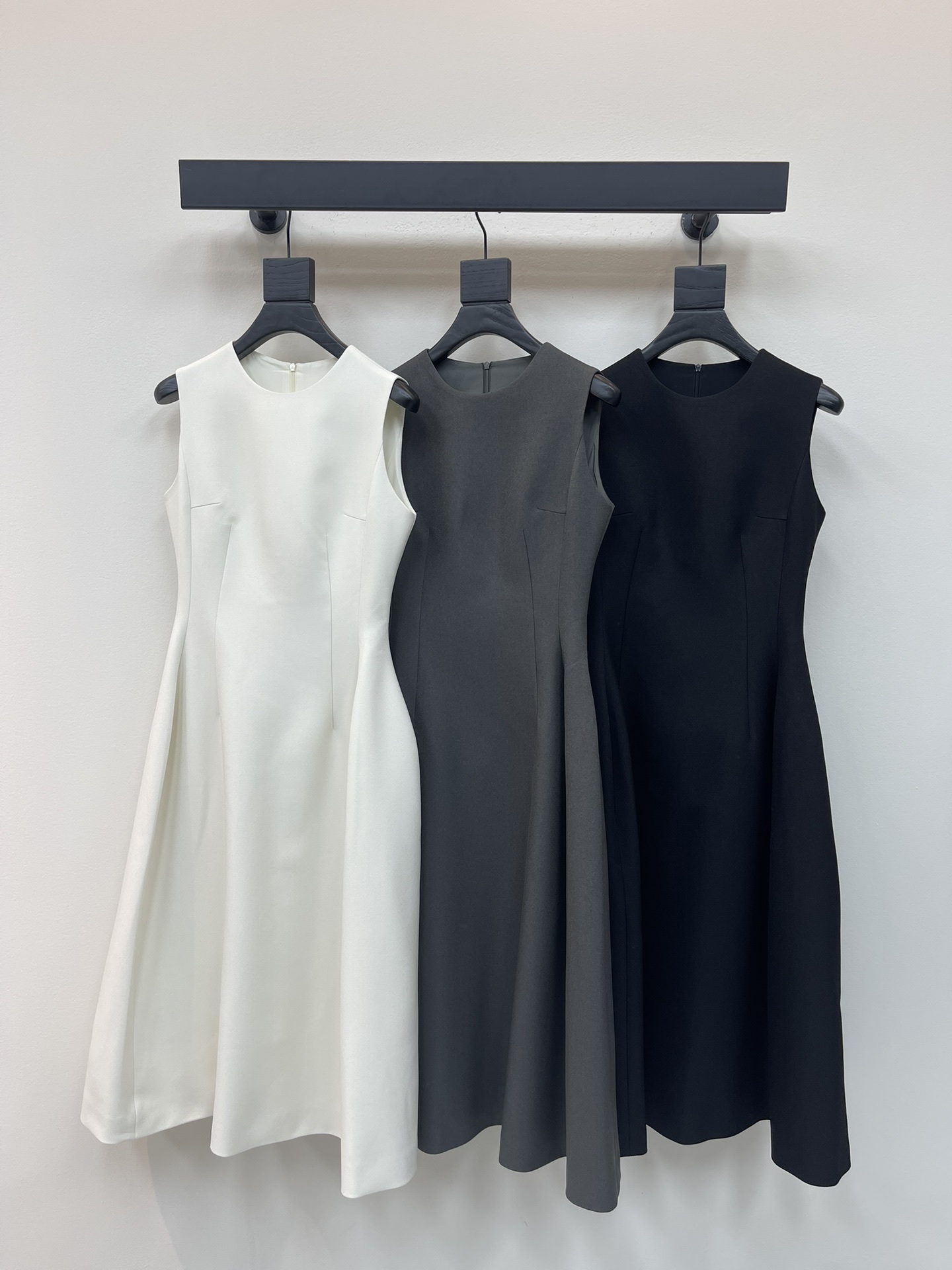 NO:448054,Dio*25 early autumn new vest sleeveless dress with sleeveless round neck style slim fit, beautiful curves and super slim, umbrella hem design, unique and fashionable craftsmanship, long skirt with long skirt with long skirts below the knees are lining, middle-slip texture, soft and draped, breathable, good texture, satisfying babies who pursue high quality, good upper body temperament, classic style slimming and not picky SML!  ,dior,skirts,alexander wang19860909Dio*25早秋新款背心无袖连衣裙无袖圆领版型修身合体,曲线美超显瘦,伞形下摆设计,工艺成品独特时尚,裙长至膝盖以下的长裙 有内衬后中拉链,质感柔软垂坠,透气,质感好,满足追求高品的宝宝,上身气质很好,经典款显瘦不挑人SML！,,dior,skirts,alexander wang,Women's clothing