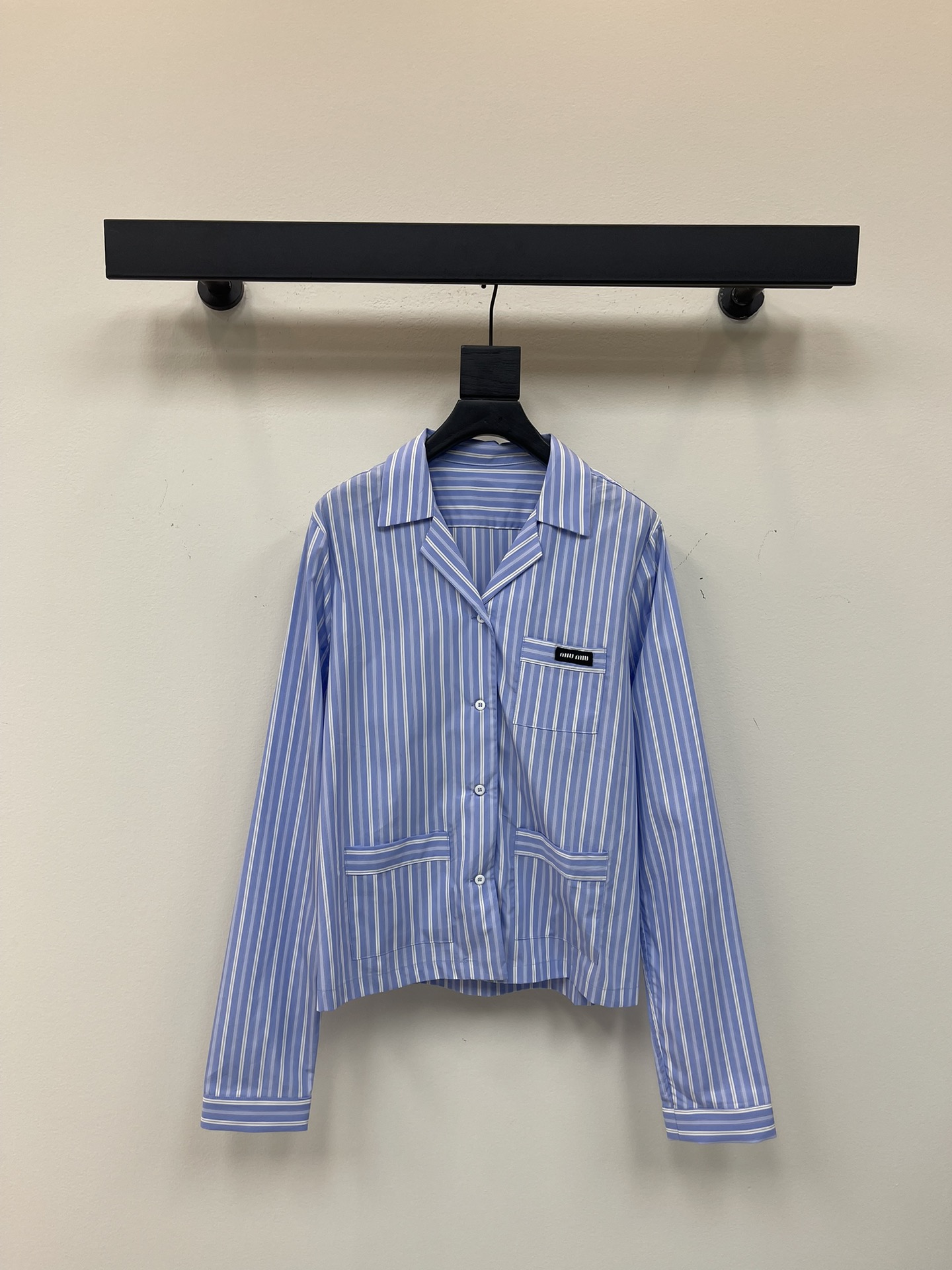 NO:444762,Miumi*25 new cotton striped shirt woven striped fabric embroidery with brand logo logo embroidery lapel neckline button closure three front pocket designs same style for men and women Recommend one set SML,,miumiu,shirts,alexander wang19860909Miumi*25新品棉质条纹衬衫 色织条纹面料 饰有品牌标识徽标刺绣 翻领领口 纽扣开合 三个前袋设计 男女同款 推荐一套入手 SML,,miumiu,shirts,alexander wang,Women's clothing
