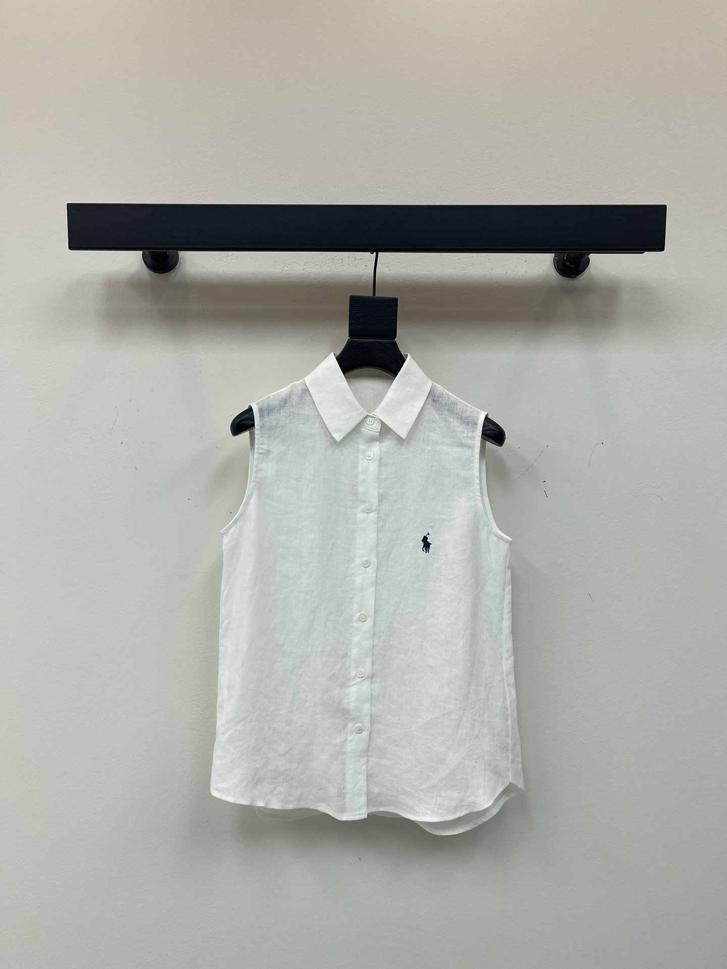 NO:444776,RalphLaur* Raff 25 new polo pony embroidered linen sleeveless shirt. Summer agility. Light and breathable fabrics seem to weave natural breeze into the corners of the clothes. Every move is full of lazy and comfortable elegance. The unique matte texture of linen is matched with neat sleeveless design. It has the purity of a forest girl and the straightforwardness of an urban girl!  SML, loro piana,shirts,alexander wang19860909RalphLaur*拉夫25新款polo小马刺绣亚麻无袖衬衫 夏日灵动气质 轻盈透气的面料仿佛将自然清风织入衣角 举手投足间尽是慵懒惬意的优雅 亚麻独有的哑光质感 搭配利落无袖设计 既有森系少女的纯净 又藏着都市女郎的率性锋芒！SML,,loro piana,shirts,alexander wang,Women's clothing