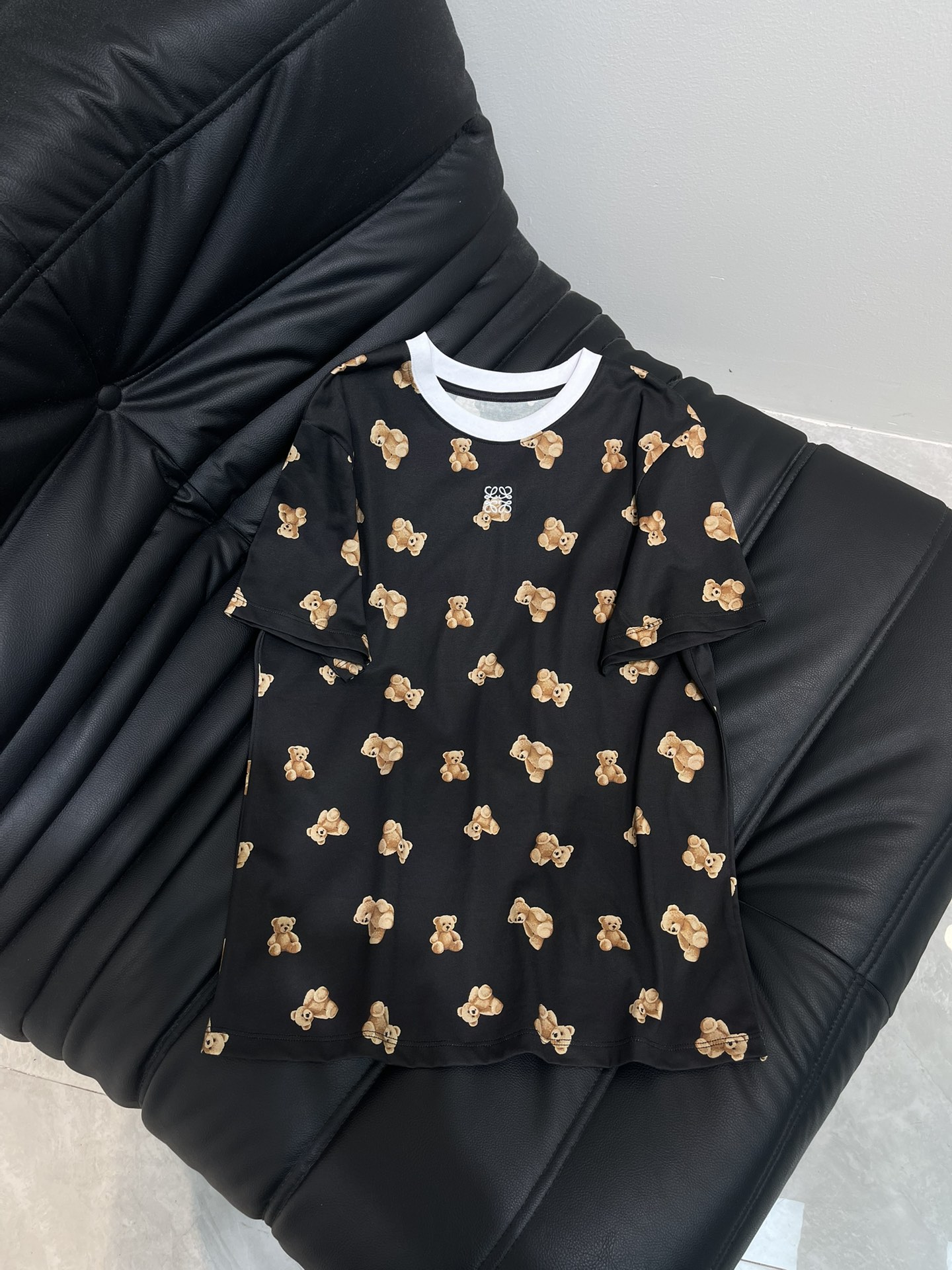 NO:446762,Loew*25 spring and summer new style with bear print contrast collar short-sleeved T-shirt. Imported pure cotton fabric, the classic style is versatile and not picky, and the upper body is very beautiful!  SML, loewe, T-shirt,tees,t-shirt,alexander wang19860909Loew*25春夏新款满身小熊印花撞色领短袖T恤.进口纯棉面料,经典版型百搭不挑人,上身非常漂亮！SML,,loewe,T-shirt,tees，t-shirt,alexander wang,Women's clothing