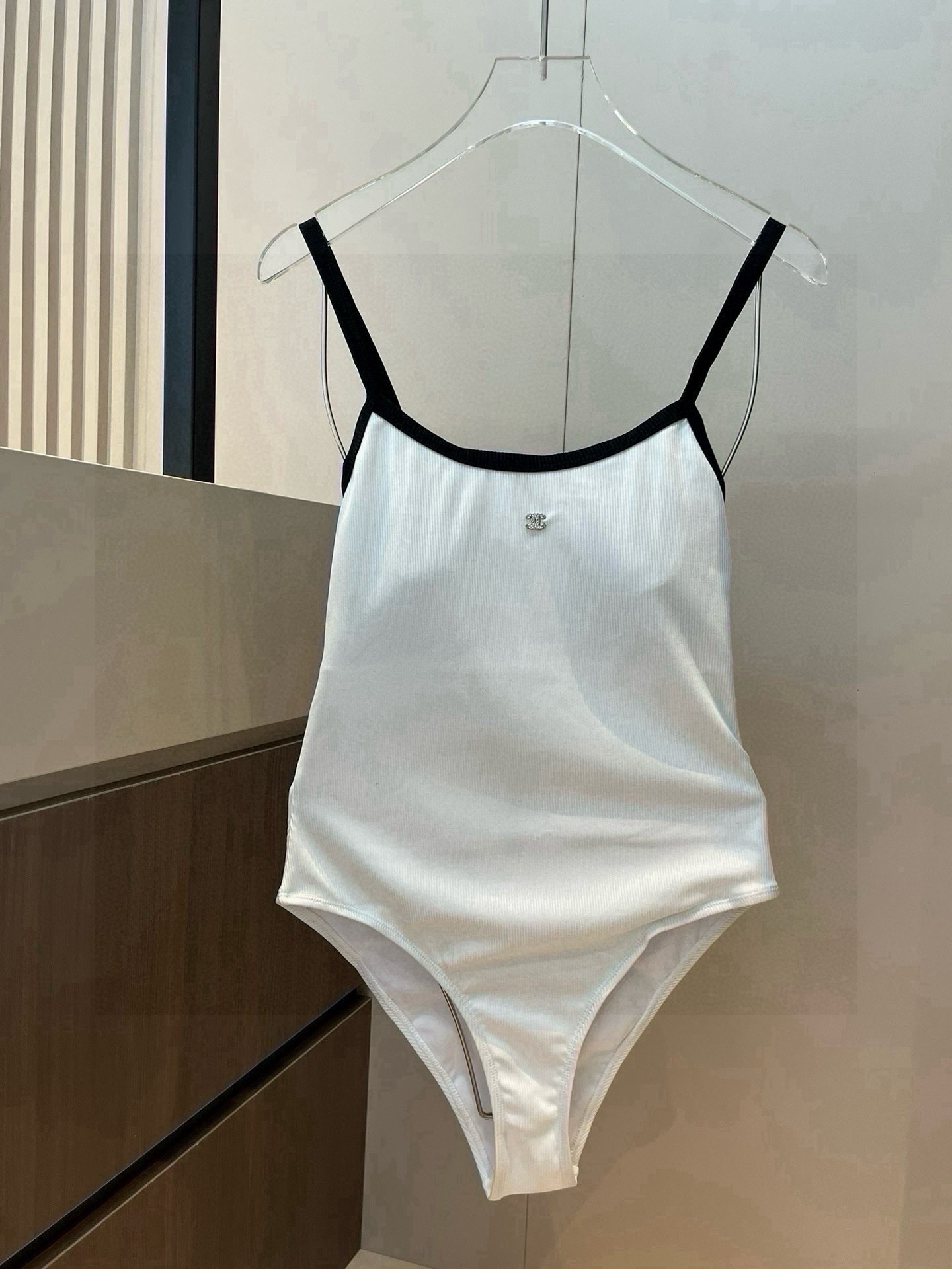 NO:376181,Chanel Chanel's new one-piece swimsuit suitable for a variety of scenes. Swimming suits at the beach, swimming pool, hot spring, water park, rafting can be worn inside. The one-piece design covers the flesh and looks tall. The abdomen is a little fleshy and does not affect our beautiful beauty. The back design reveals the beautiful back. The fabric is breathable and comfortable. The quick-drying elastic swimsuit is easier to clean. S M L XL swimsuits, swimsuits, bikinis19860909Chanel香奈儿新款连体泳衣 适合多种场景的游泳衣♀海边 游泳池 温泉 水上乐园 漂流都可以内搭也完全可以 连体设计遮肉显高挑 腹部有点肉肉也不影响咱美美的 背面设计大露美背 面料透气舒适.速干弹性的游泳衣更加帖肤易清洗.s M L XL泳衣泳裤比基尼,泳衣，泳裤，比基尼,chanel,chanel,swimsuits,bikinis,accessory