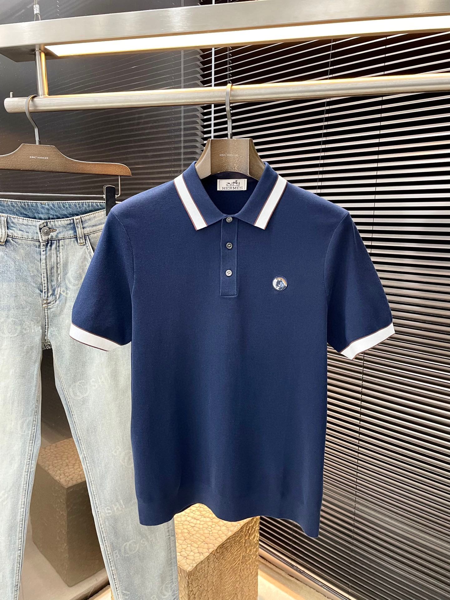 NO:450475,P HERMES (HERMES) 2025 spring and summer latest POLO short sleeves, using the latest Yilit fabric, soft feel, soft and comfortable ingredients, classic design style, special customization, simple cutting method splicing, reflecting the extraordinary craftsmanship of workers, full of high-end fashion sense!  The style is quite good at casual and versatile. Size M-3XL, hermes, hermes, T-shirt, alexander wang19860909P  HERMES（爱马仕）2025春夏最新款POLO短袖,采用最新伊力特面料 手感柔软、成分柔软舒适 经典设计风格 特殊定制 简单的裁剪方式拼接,体现出工人不凡的工艺,高端时尚感十足！版型相当赞休闲百搭款.尺码 M-3XL,,hermes,hermes,T-shirt,alexander wang,Men's clothing