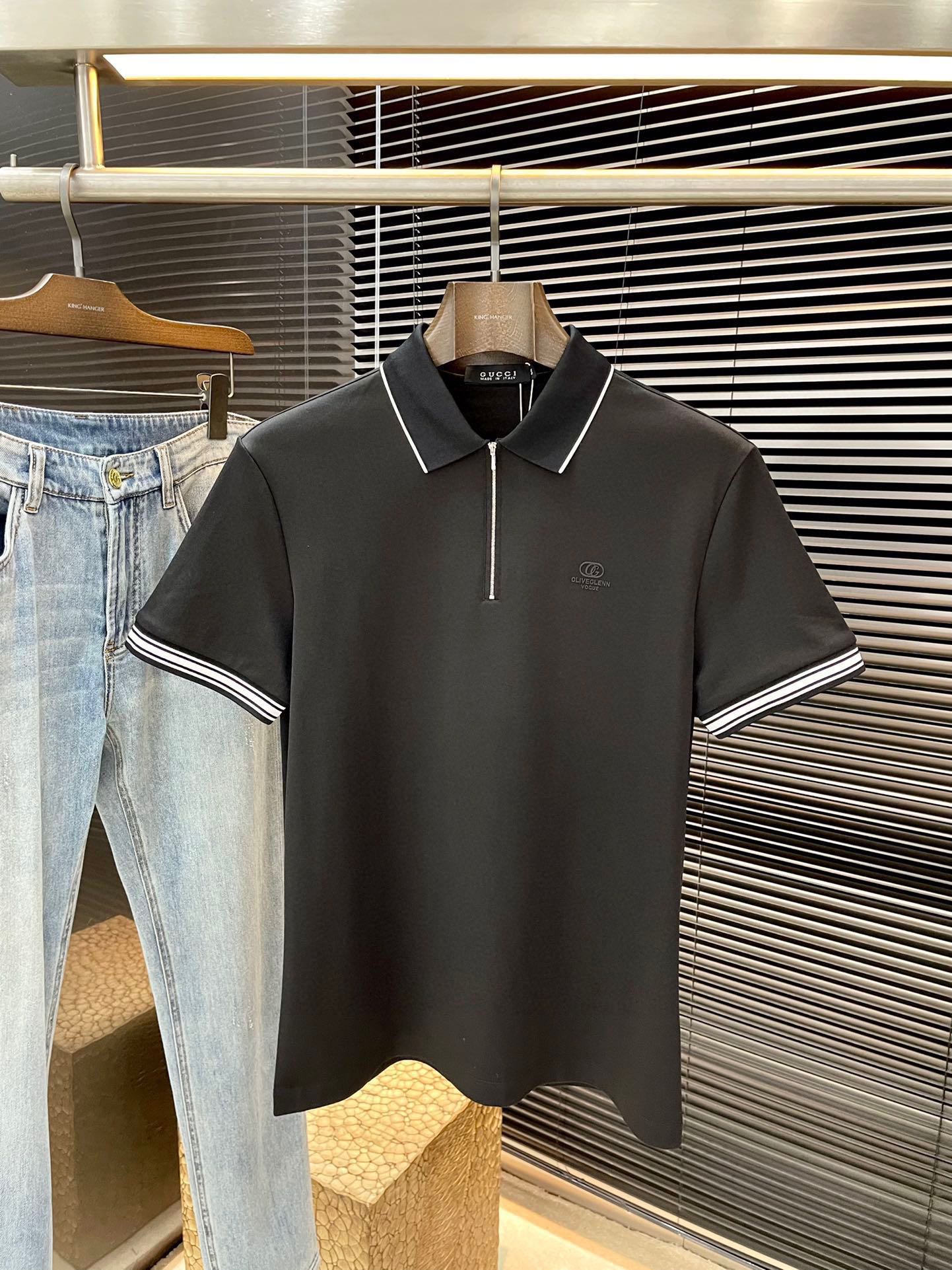 NO:450493,P Gucci (Gucci) has the latest POLO short-sleeved spring and summer 2025, using the latest mulberry silk fabric, which is resistant to washing and not easy to fade, has a soft feel and soft and comfortable composition. Classic design style, special customization, simple cutting method, reflecting the extraordinary craftsmanship of workers, full of high-end fashion sense!  The style is quite good at casual and versatile. Size M-3XL, gucci, gucci, T-shirt, alexander wang19860909P  Gucci（古驰）2025年春夏最新款POLO短袖,采用最新桑蚕丝面料,耐水洗不易掉色,手感柔软、成分柔软舒适 经典设计风格 特殊定制 简单的裁剪方式拼接,体现出工人不凡的工艺,高端时尚感十足！版型相当赞休闲百搭款.尺码 M-3XL,,gucci,gucci,T-shirt,alexander wang,Men's clothing