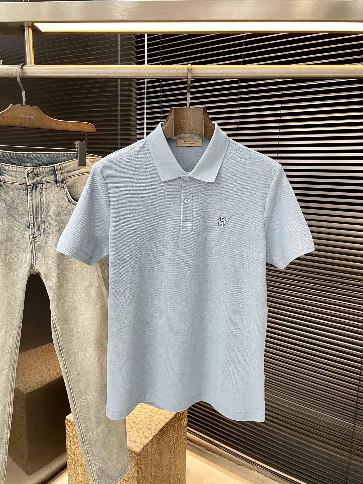 NO:450498,P Burberry- (Burberry) The latest POLO short-sleeved sleeves in spring and summer 2025, adopting the latest double-sided mercerated cotton fabric, which is resistant to washing and not easy to fade. It has soft touch and soft and comfortable ingredients. Classic design style. Special customization. Simple cutting and splicing reflects the extraordinary craftsmanship of workers and is full of high-end fashion!  The style is quite good at casual and versatile. Size M-3XL, burberry, burberry, T-shirt, alexander wang19860909P  Burberry-（巴宝莉）2025春夏最新款POLO短袖,采用最新双面丝光棉面料,耐水洗不易掉色,手感柔软、成分柔软舒适 经典设计风格 特殊定制 简单的裁剪方式拼接,体现出工人不凡的工艺,高端时尚感十足！版型相当赞休闲百搭款.尺码 M-3XL,,burberry,burberry,T-shirt,alexander wang,Men's clothing