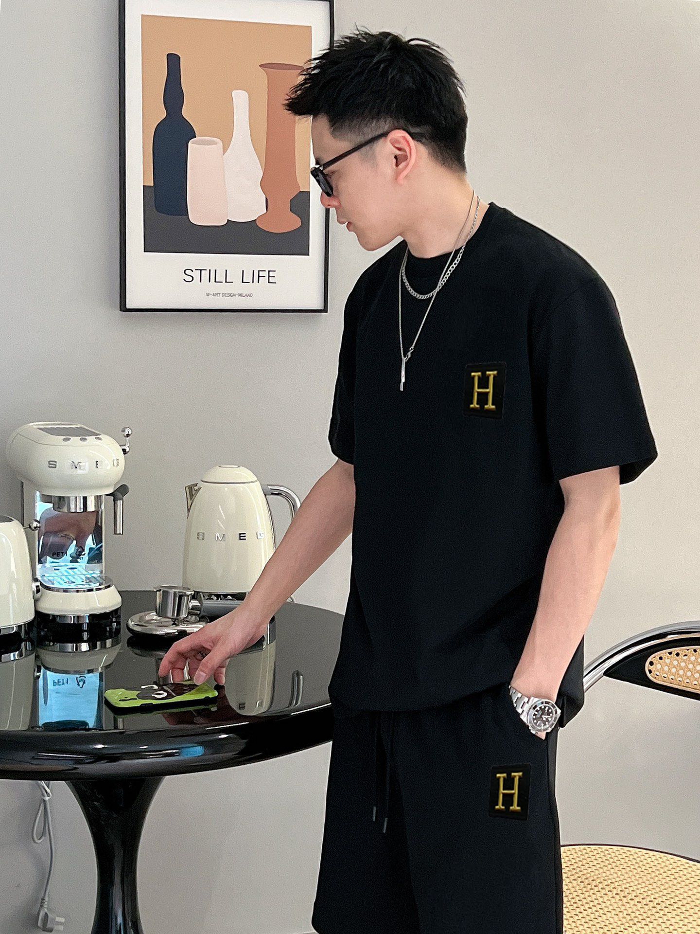 Hermès 品牌【HERMES 爱马仕】 2025新款男士短袖短裤套装 销售 市面高端版本 手感细腻柔软 让你穿着更加舒适 立体裁剪版型超赞 尺码:M-5XL下单请报身高体重