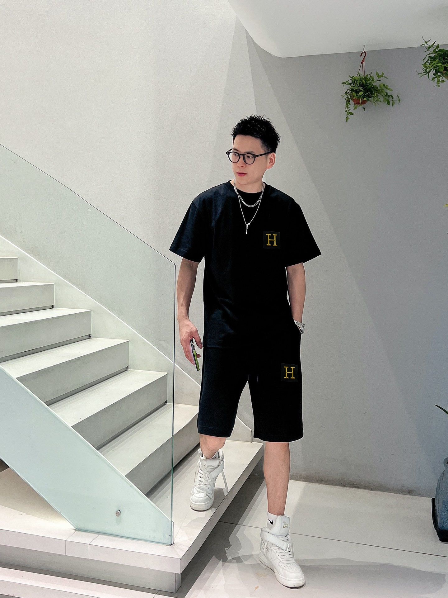 Hermès 品牌【HERMES 爱马仕】 2025新款男士短袖短裤套装 销售 市面高端版本 手感细腻柔软 让你穿着更加舒适 立体裁剪版型超赞 尺码:M-5XL下单请报身高体重
