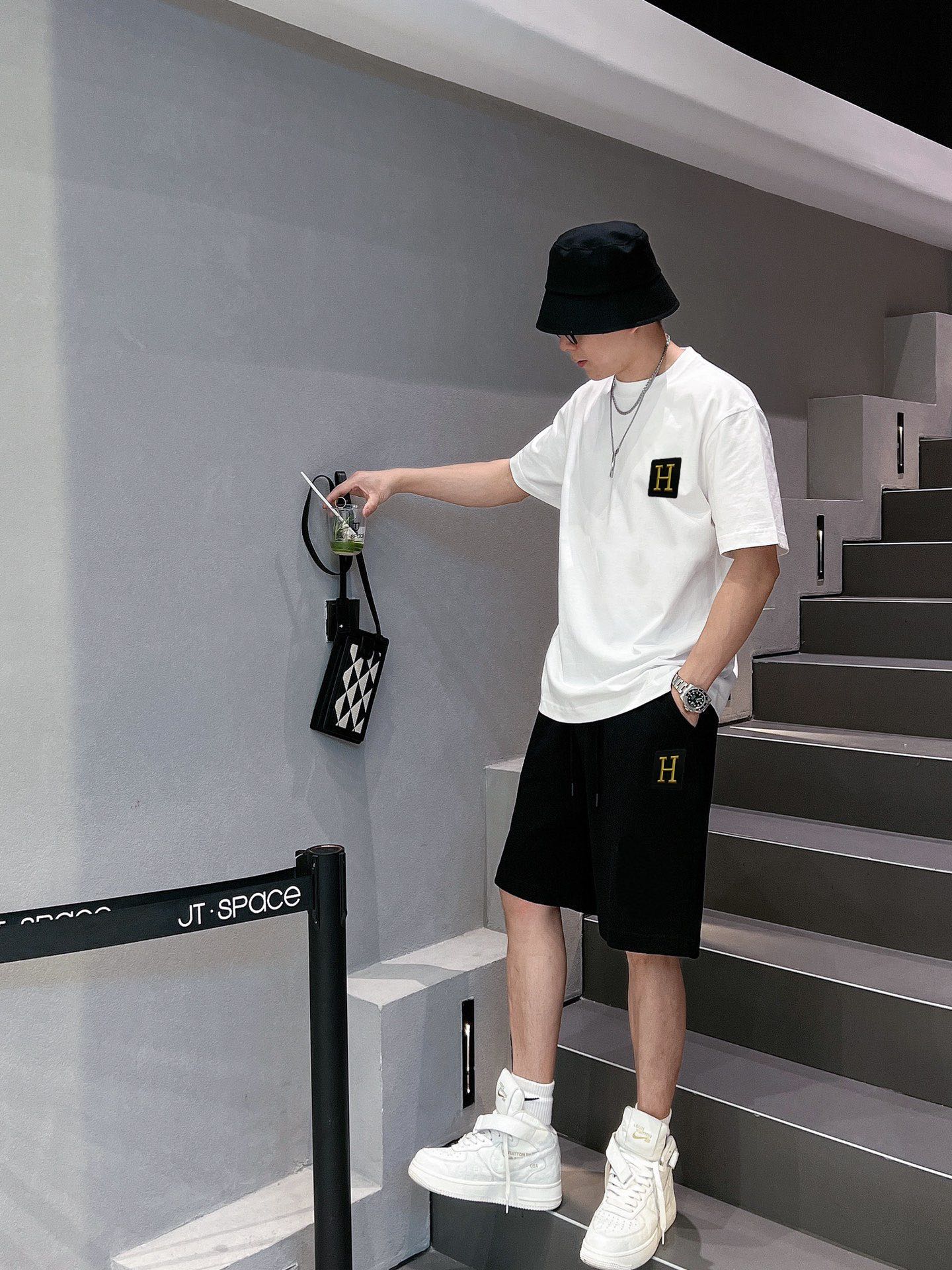 Hermès 品牌【HERMES 爱马仕】 2025新款男士短袖短裤套装 销售 市面高端版本 手感细腻柔软 让你穿着更加舒适 立体裁剪版型超赞 尺码:M-5XL下单请报身高体重