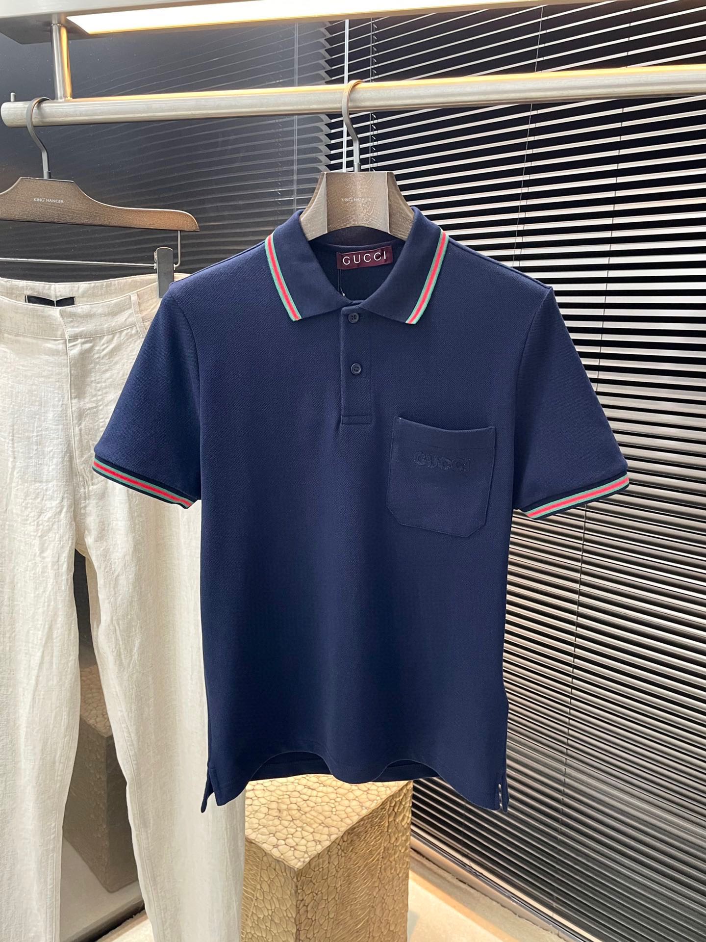 NO:450503,P Gucci (Gucci) Spring and Summer 2025 latest front chest pocket embroidered three-color polo short sleeves. This model is crafted by elastic bead floor cotton fabric, with thick and full threads on the contrasting collar. The laser logo fritillar buckle classic gucc embroidery, showing a unique style. The style is super positive, the upper body effect is excellent, and highly recommended!  Color Black Royal Blue Off-white S M L XL,,gucci,gucci,T-shirt,alexander wang19860909P  Gucci（古驰）2025年春夏最新款前胸口袋刺绣三色polo短袖 这款采用弹力珠地棉面料匠心打造,撞色领口螺纹厚实饱满 激光logo贝母扣经典gucc刺绣 ,尽展别样风采.版型超正,上身效果超赞,强烈推荐！颜色 黑色 宝蓝色 米白色 码数 S M L XL,,gucci,gucci,T-shirt,alexander wang,Men's clothing