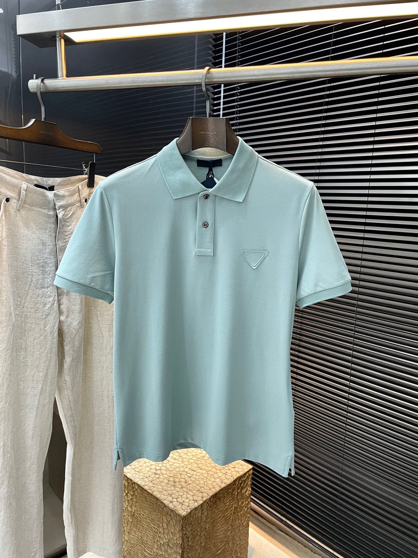 NO:450505,P PRADA- (Prada) The latest 2025 spring and summer 2025 triangle micro-label polo short sleeves. This cotton Polo shirt presents a sporty and lively casual look, outlining classic lines. The short-sleeved design is paired with shiny buttons and the iconic triangle logo in the same color reinterpreted with a conceptual design. Highly recommended!  Color Black White Dark Green Number of S M L XL,,prada,prada,T-shirt,alexander wang19860909P  PRADA-（普拉达）2025年春夏最新款三角微标polo短袖,这款棉质Polo衫呈现充满运动活力的休闲造型,勾勒出经典线条.短袖设计,搭配闪闪发光的纽扣与采用概念化设计重新演绎的标志性同色系三角形徽标.强烈推荐！颜色 黑色 白色 墨绿 码数 S M L XL,,prada,prada,T-shirt,alexander wang,Men's clothing