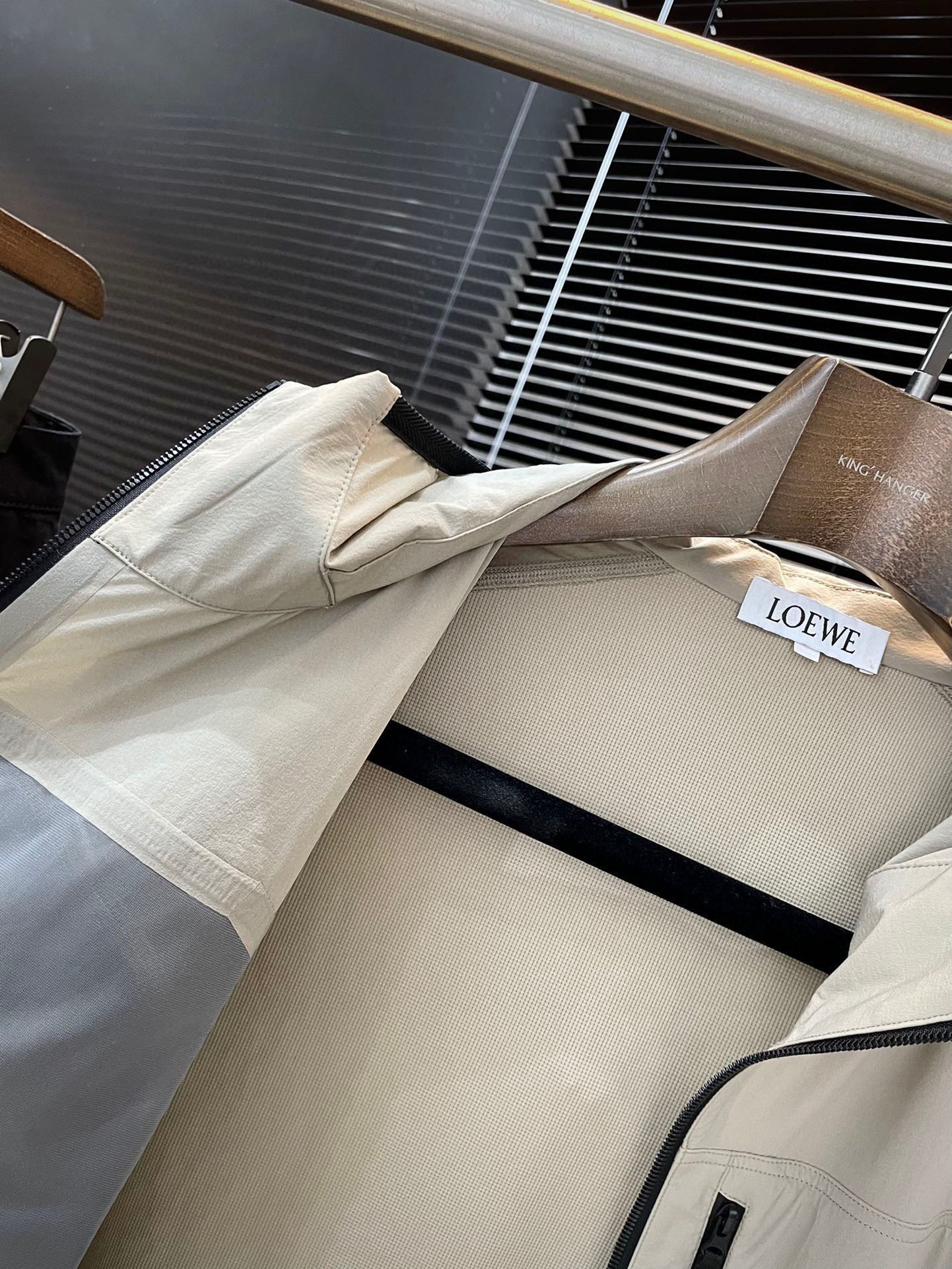 2025 Spring Fashion Recommendation: Loewe’s Stylish Polylithic Fiber Jacket - 图片 8