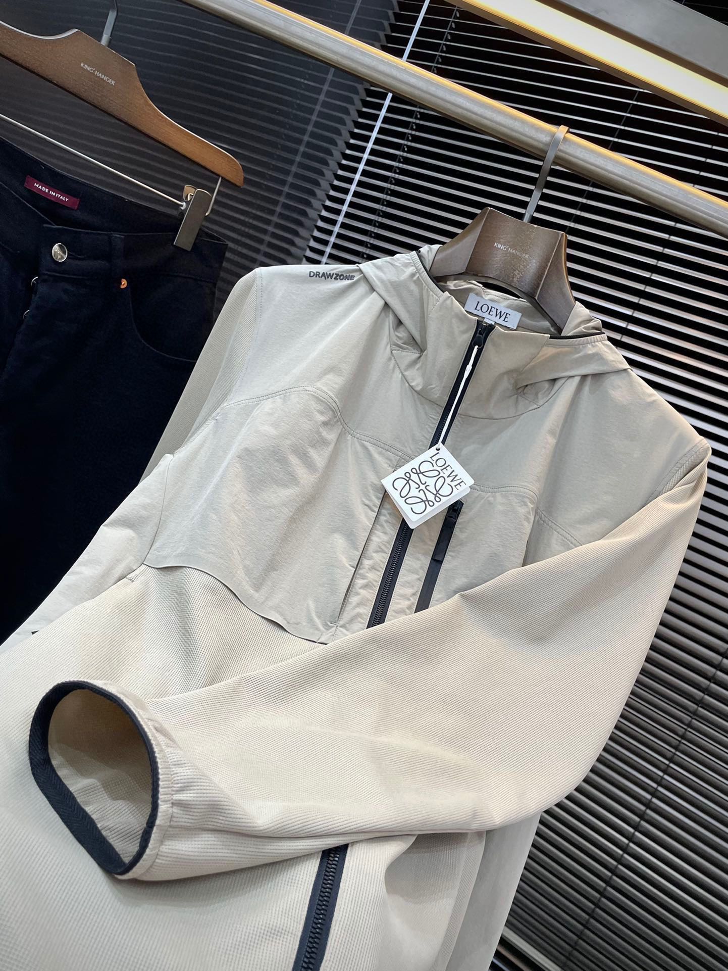 2025 Spring Fashion Recommendation: Loewe’s Stylish Polylithic Fiber Jacket - 图片 4