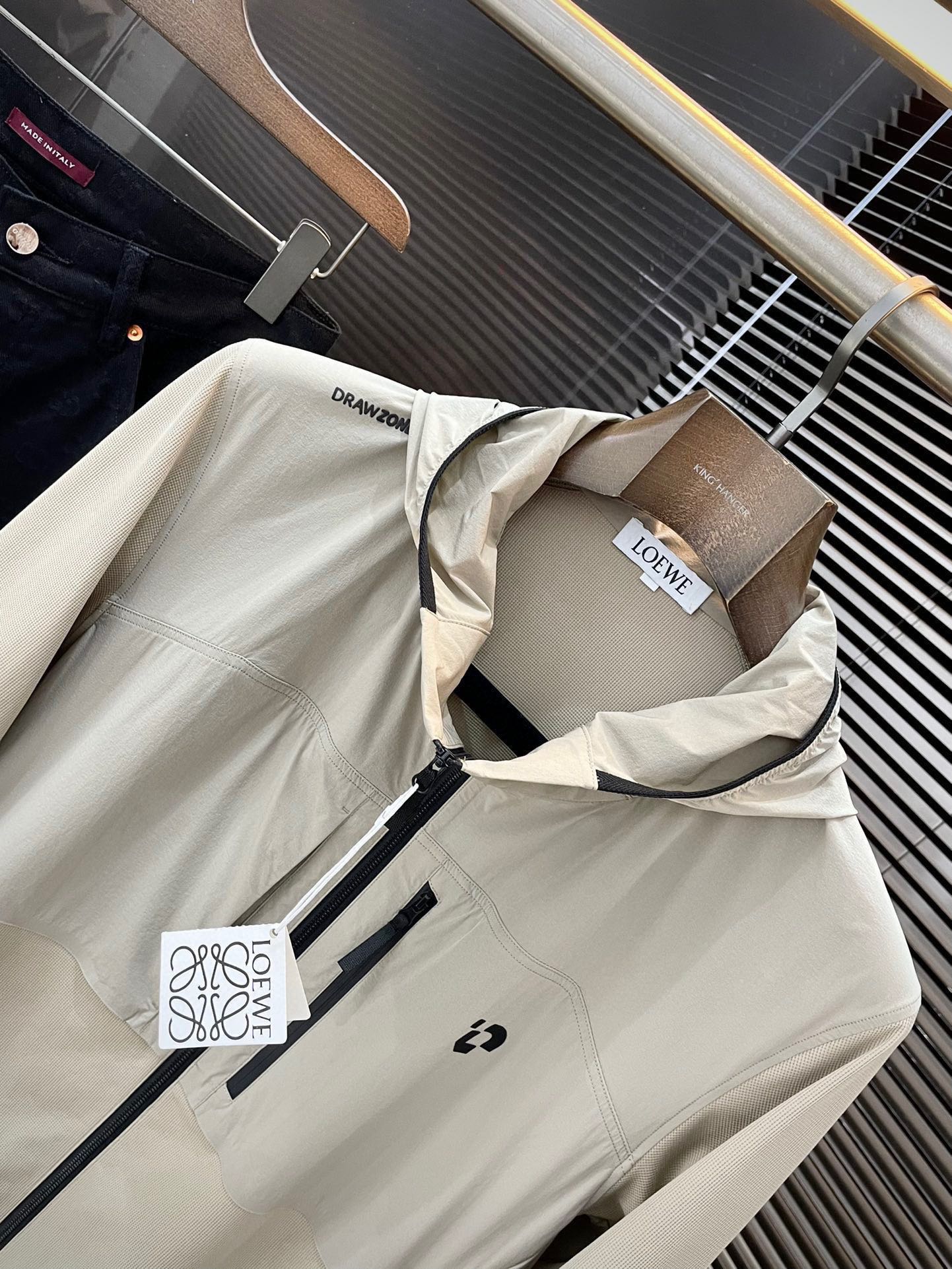 2025 Spring Fashion Recommendation: Loewe’s Stylish Polylithic Fiber Jacket - 图片 2