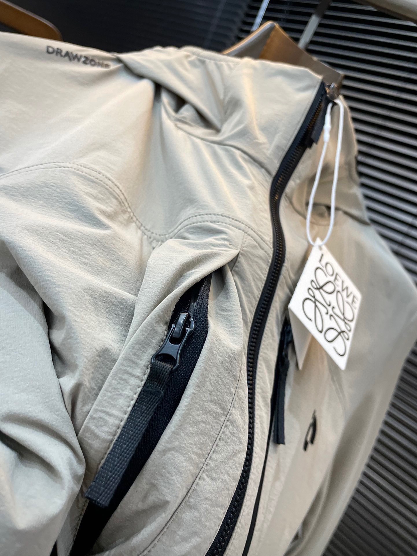 2025 Spring Fashion Recommendation: Loewe’s Stylish Polylithic Fiber Jacket - 图片 6