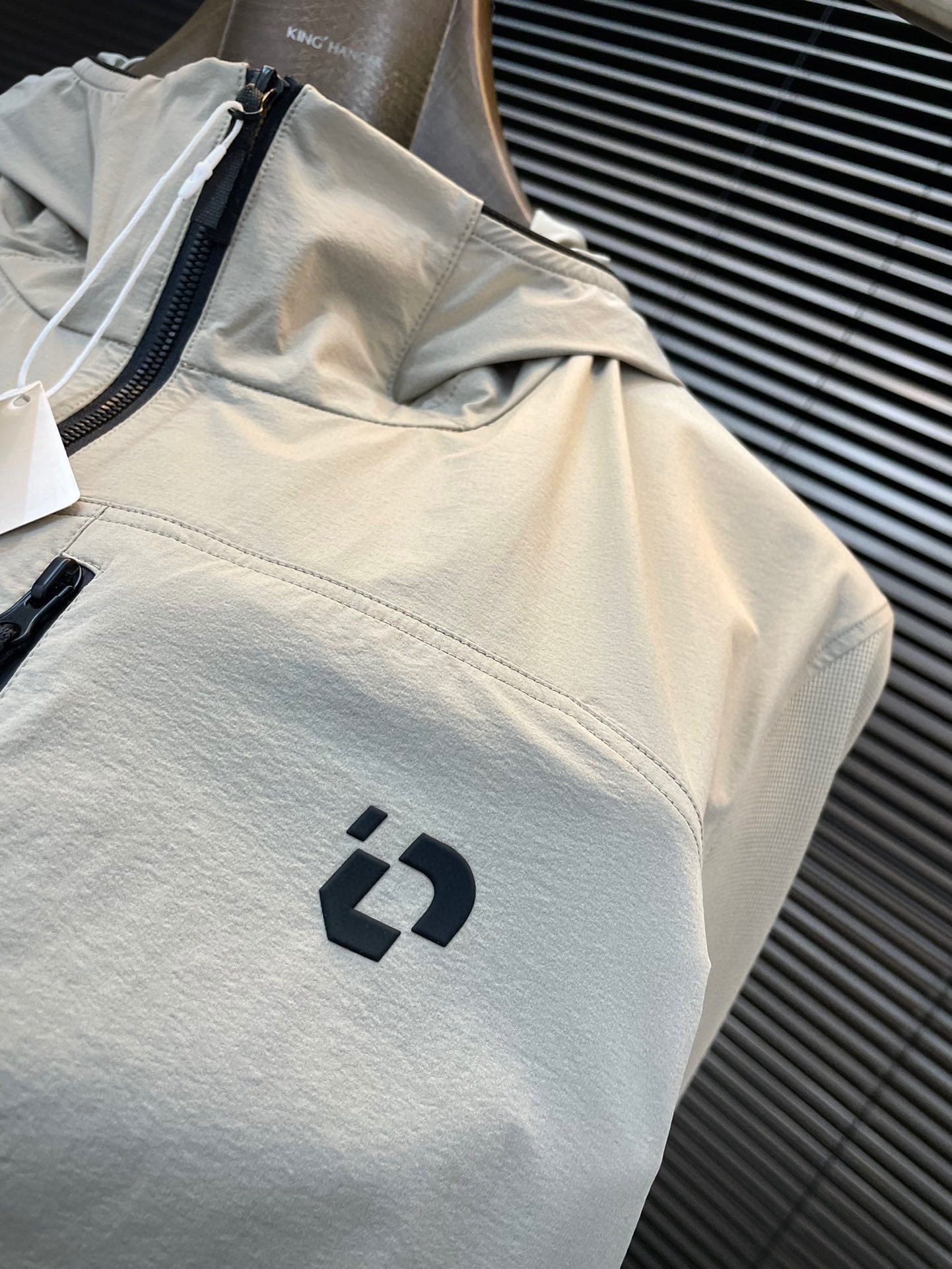 2025 Spring Fashion Recommendation: Loewe’s Stylish Polylithic Fiber Jacket - 图片 5