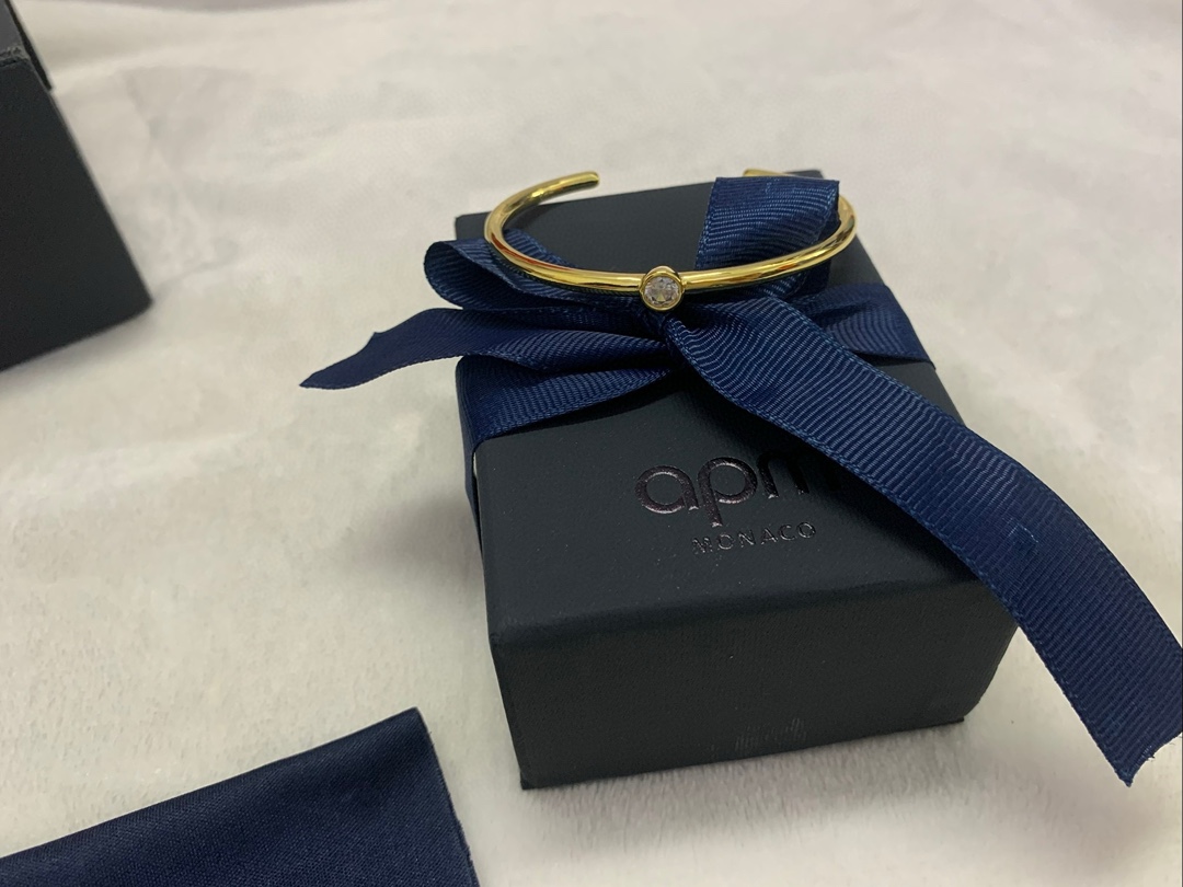  APm Monaco Éclat手镯金黄色圆圈经典密镶设计感手饰。