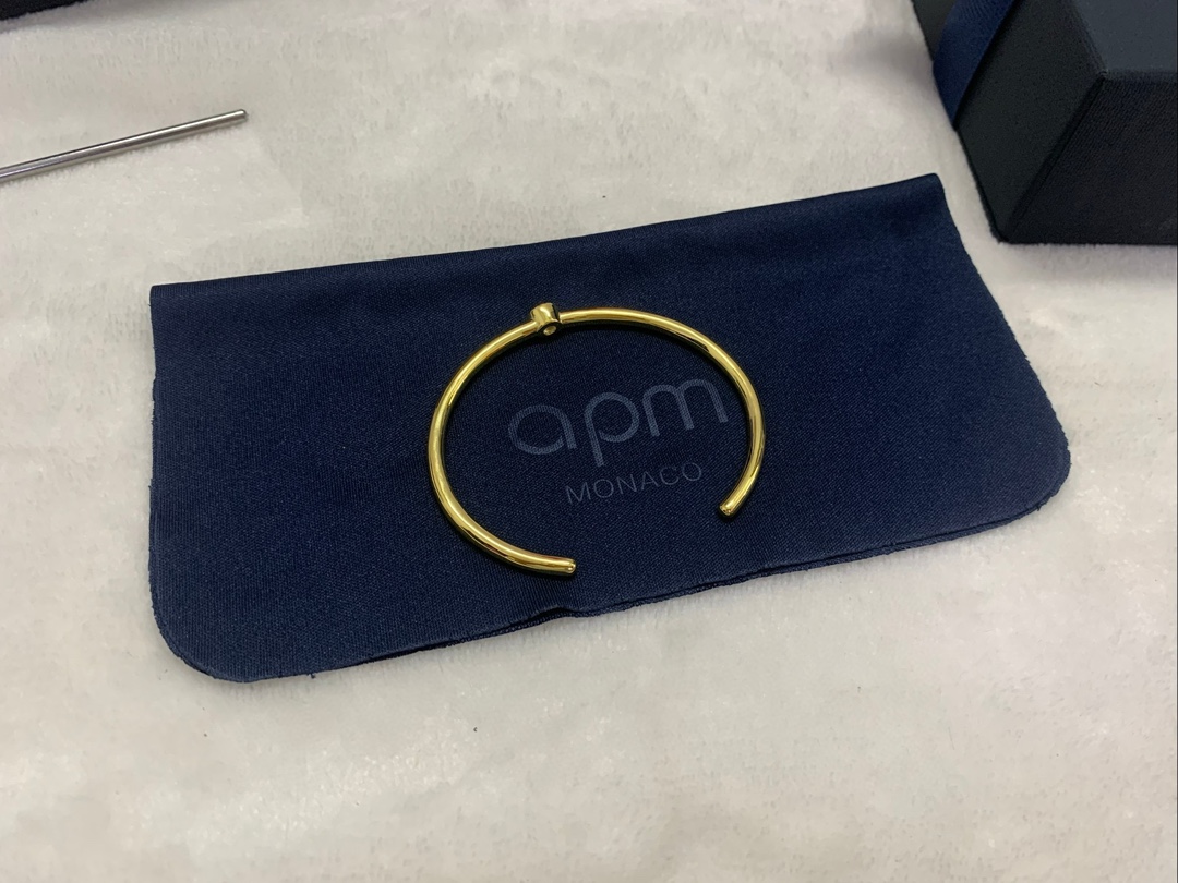  APm Monaco Éclat手镯金黄色圆圈经典密镶设计感手饰。