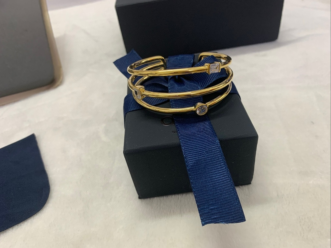 APm Monaco三圈Éclat手镯金黄色线条经典密镶个性饰品。