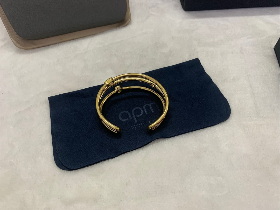  APm Monaco三圈Éclat手镯金黄色线条经典密镶个性饰品。