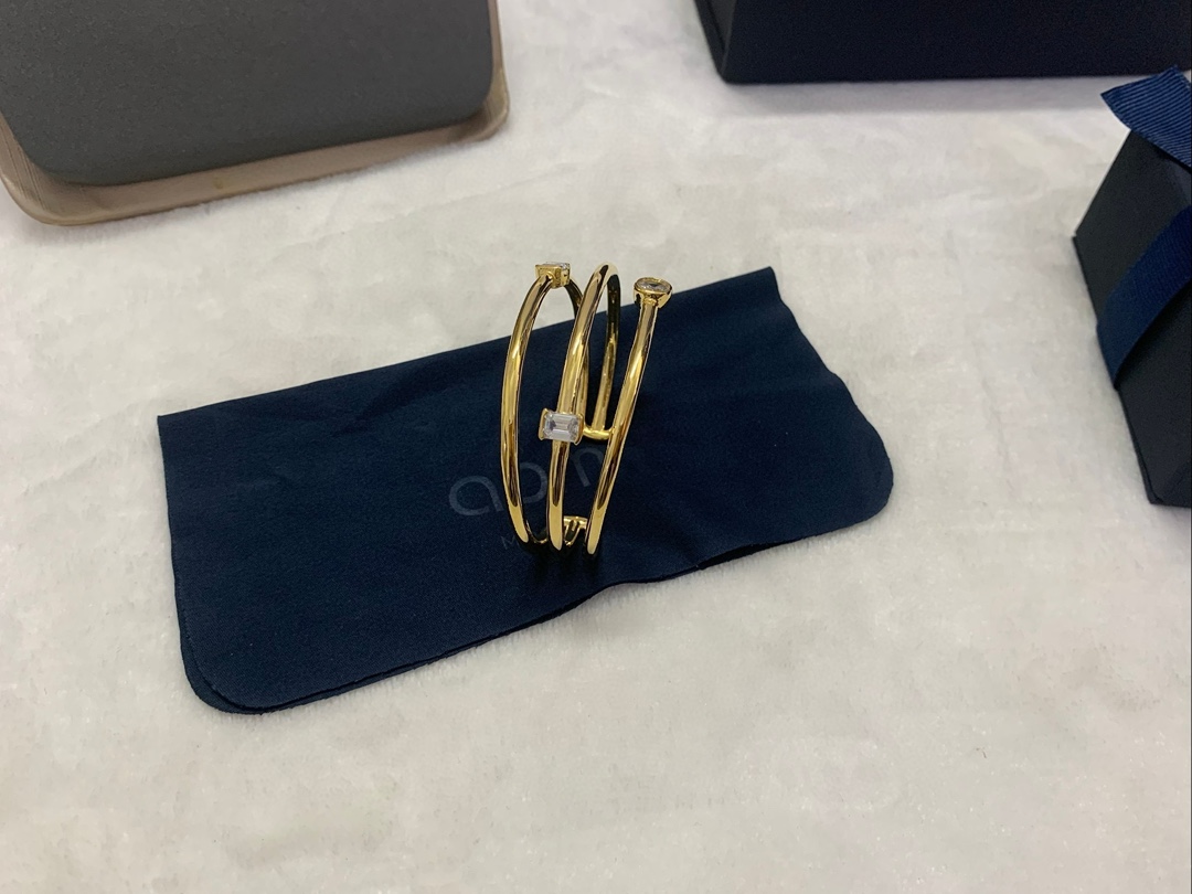  APm Monaco三圈Éclat手镯金黄色线条经典密镶个性饰品。