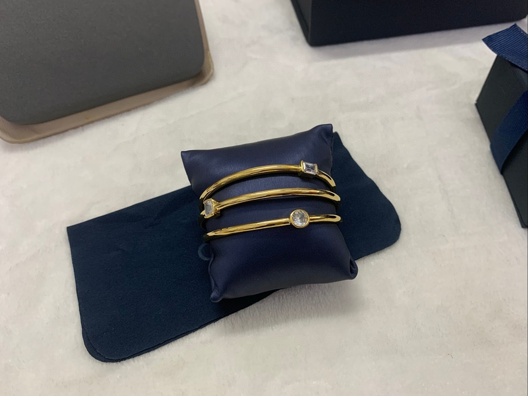  APm Monaco三圈Éclat手镯金黄色线条经典密镶个性饰品。