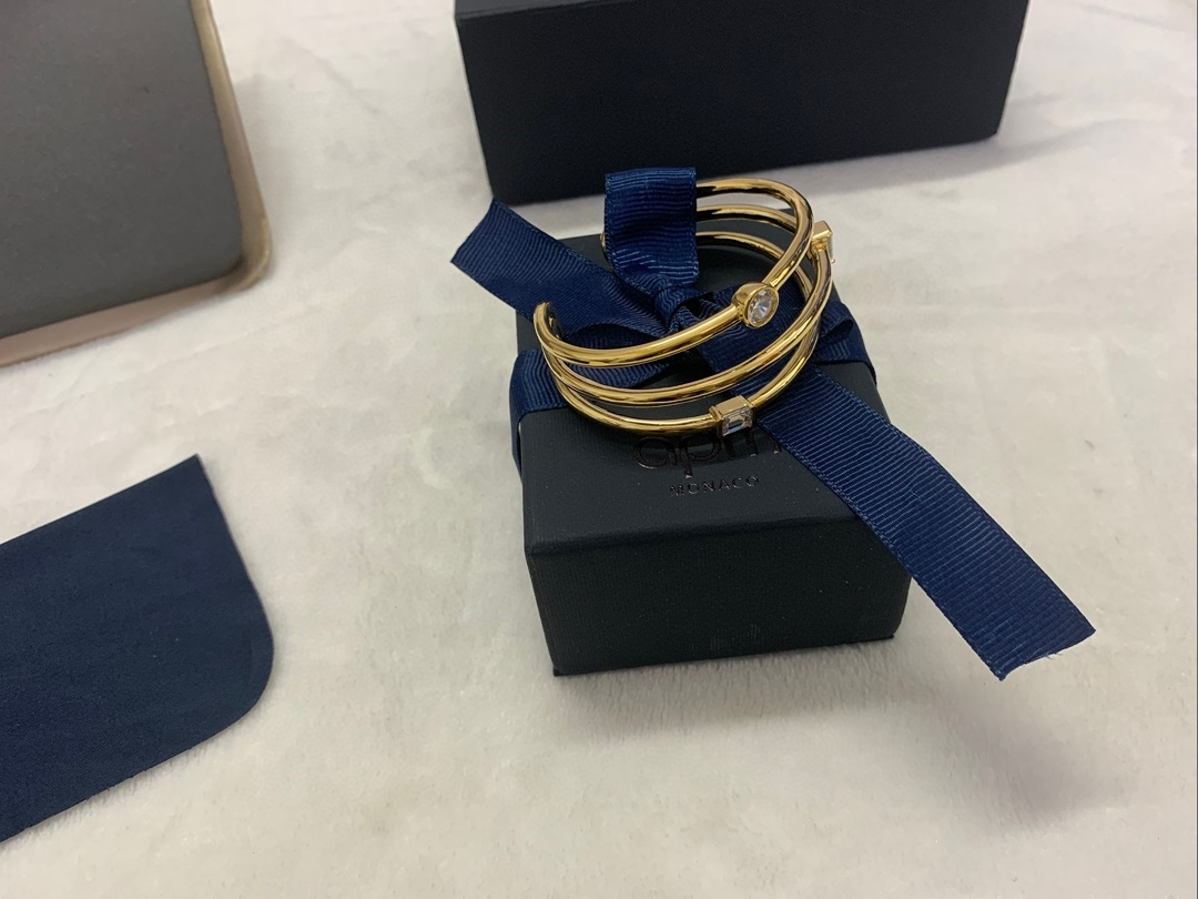 APm Monaco三圈Éclat手镯金黄色线条经典密镶个性饰品。
