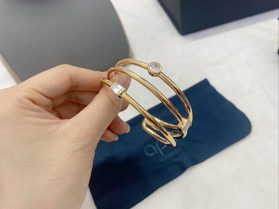  APm Monaco三圈Éclat手镯金黄色线条经典密镶个性饰品。