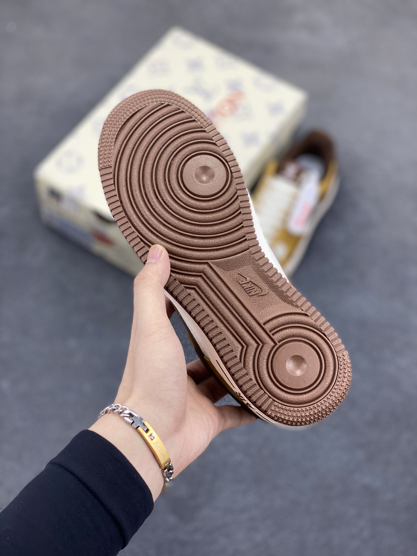 图片[5]-NIke Air Force 1 \’07 Low “LV联名——棕布勾”空军一号 低帮 运动鞋 休闲鞋 折边针车 工艺难度大 原楦头原纸板 原装鞋盒 定制五金配件 内置全掌气垫 原厂鞋底 货号：KK1988-091 尺码：36 36.5 37.5 38 38.5 39 40 40.5 41 42 42.5 43 44 44.5 45-选品中心