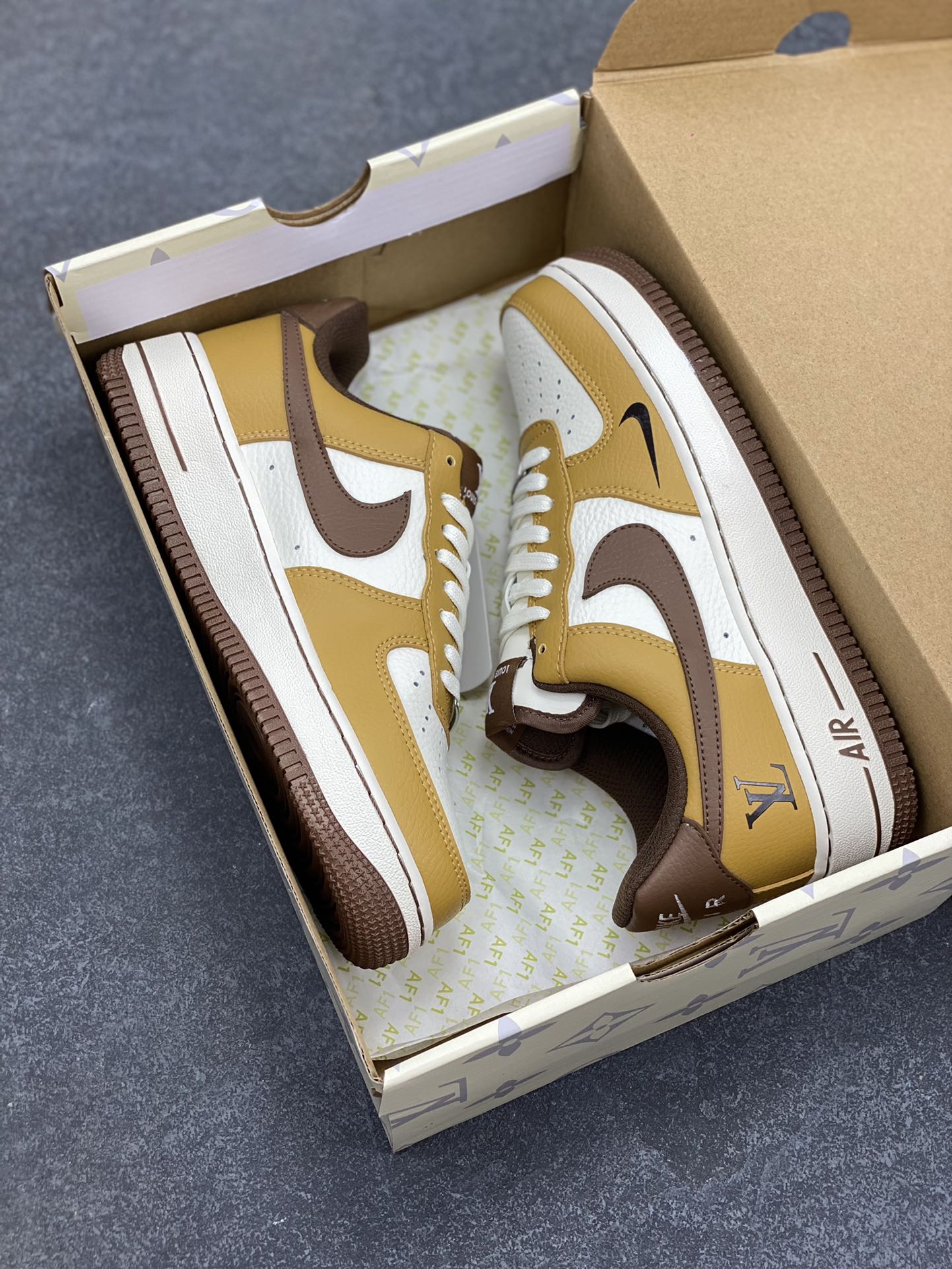 图片[9]-NIke Air Force 1 \’07 Low “LV联名——棕布勾”空军一号 低帮 运动鞋 休闲鞋 折边针车 工艺难度大 原楦头原纸板 原装鞋盒 定制五金配件 内置全掌气垫 原厂鞋底 货号：KK1988-091 尺码：36 36.5 37.5 38 38.5 39 40 40.5 41 42 42.5 43 44 44.5 45-选品中心