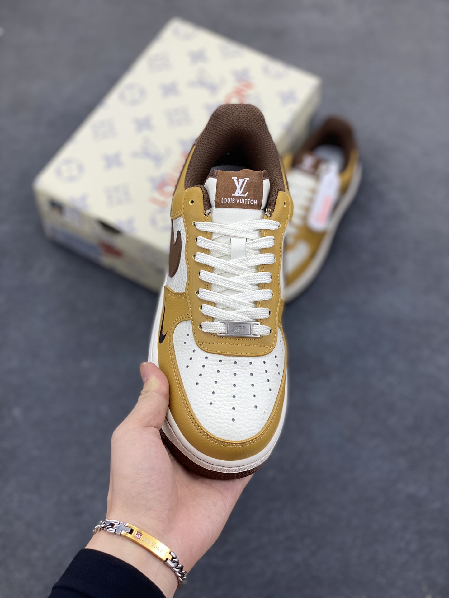 图片[2]-NIke Air Force 1 \’07 Low “LV联名——棕布勾”空军一号 低帮 运动鞋 休闲鞋 折边针车 工艺难度大 原楦头原纸板 原装鞋盒 定制五金配件 内置全掌气垫 原厂鞋底 货号：KK1988-091 尺码：36 36.5 37.5 38 38.5 39 40 40.5 41 42 42.5 43 44 44.5 45-选品中心