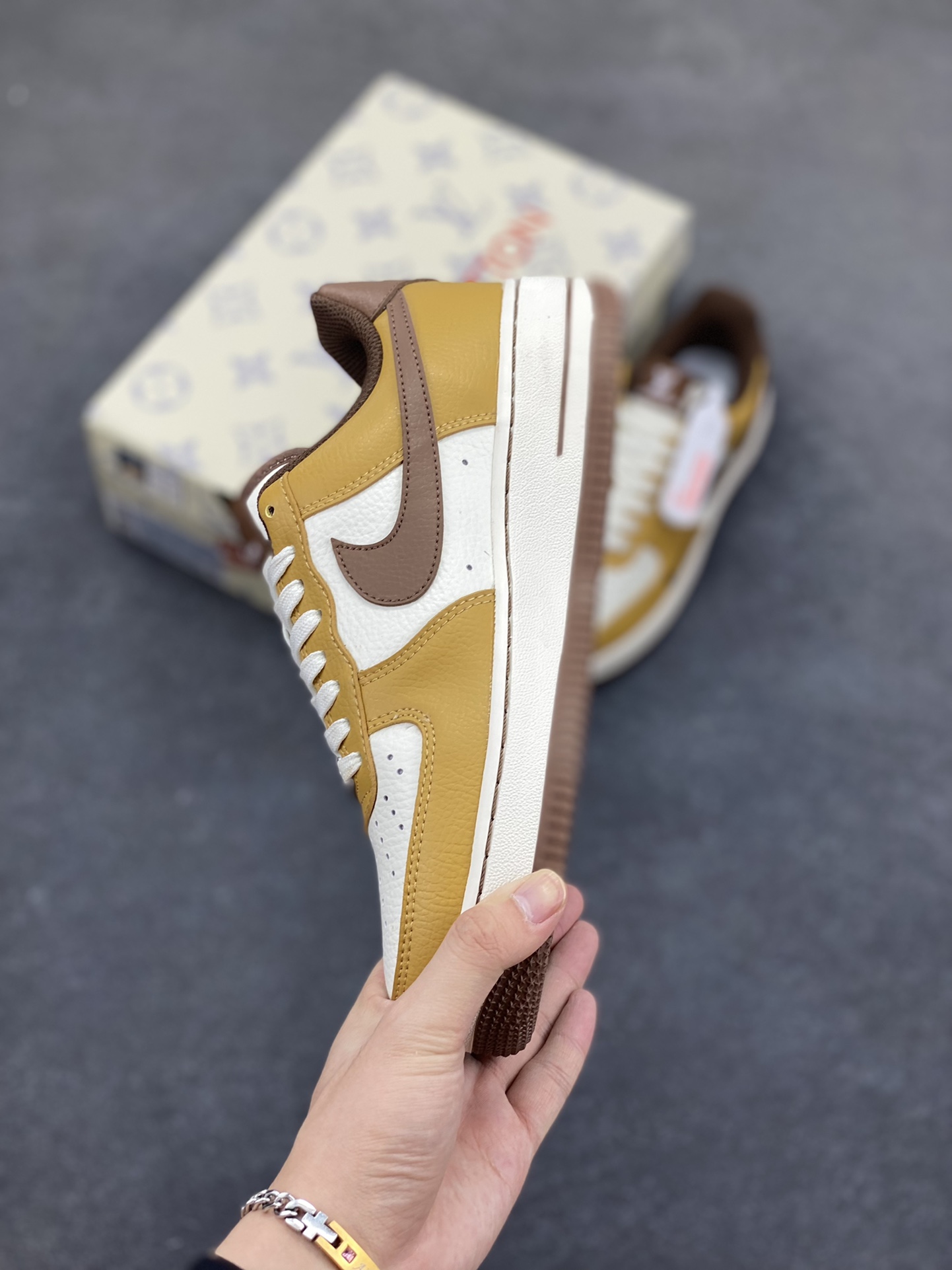 图片[3]-NIke Air Force 1 \’07 Low “LV联名——棕布勾”空军一号 低帮 运动鞋 休闲鞋 折边针车 工艺难度大 原楦头原纸板 原装鞋盒 定制五金配件 内置全掌气垫 原厂鞋底 货号：KK1988-091 尺码：36 36.5 37.5 38 38.5 39 40 40.5 41 42 42.5 43 44 44.5 45-选品中心