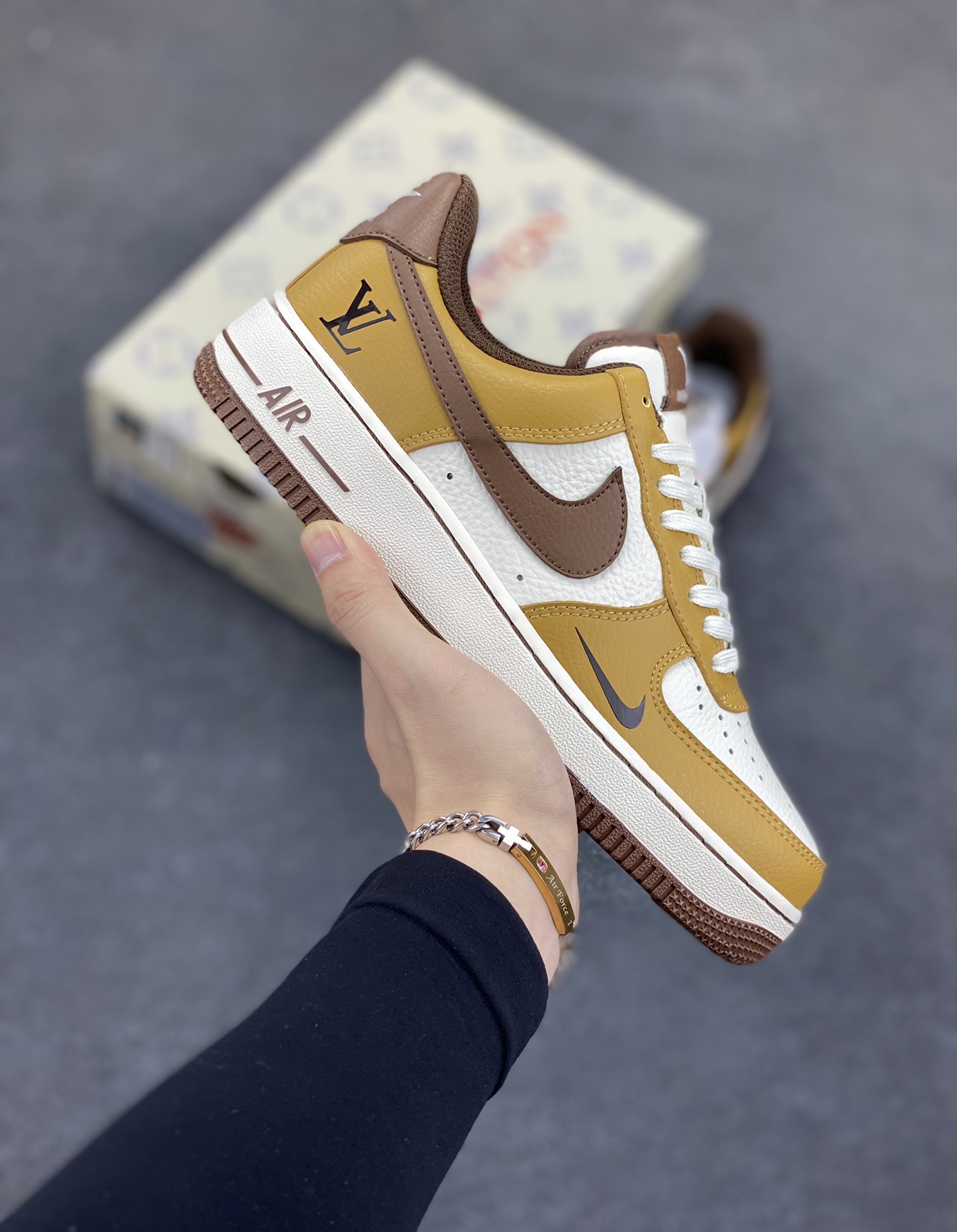 NIke Air Force 1 \’07 Low “LV联名——棕布勾”空军一号 低帮 运动鞋 休闲鞋 折边针车 工艺难度大 原楦头原纸板 原装鞋盒 定制五金配件 内置全掌气垫 原厂鞋底 货号:KK1988-091 尺码:36 36.5 37.5 38 38.5 39 40 40.5 41 42 42.5 43 44 44.5 45-选品中心