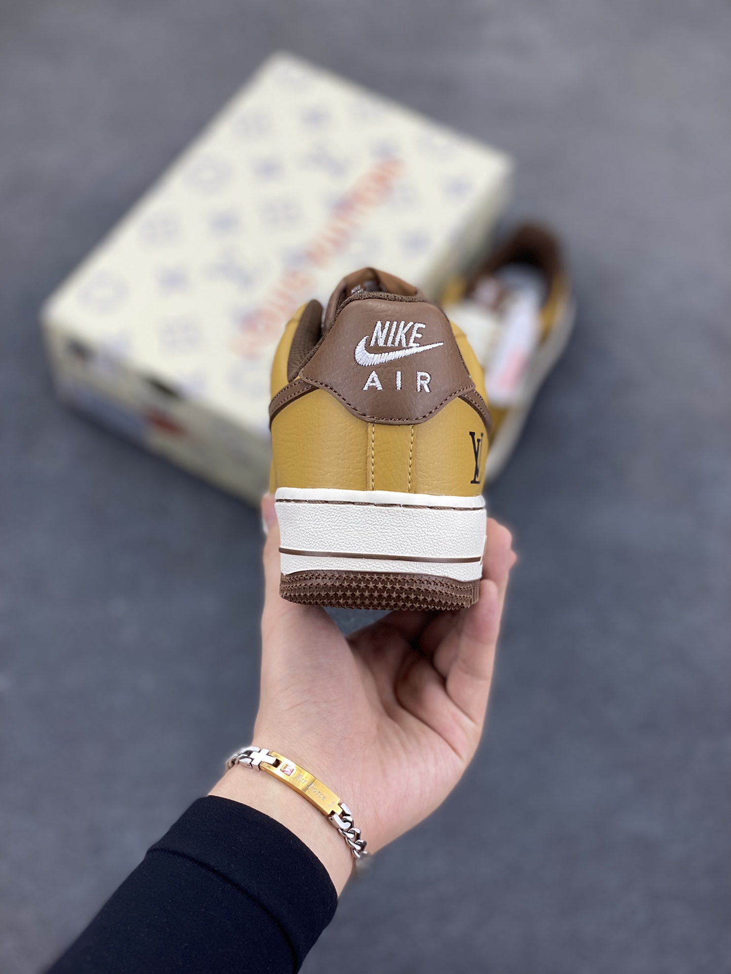 图片[4]-NIke Air Force 1 \’07 Low “LV联名——棕布勾”空军一号 低帮 运动鞋 休闲鞋 折边针车 工艺难度大 原楦头原纸板 原装鞋盒 定制五金配件 内置全掌气垫 原厂鞋底 货号：KK1988-091 尺码：36 36.5 37.5 38 38.5 39 40 40.5 41 42 42.5 43 44 44.5 45-选品中心