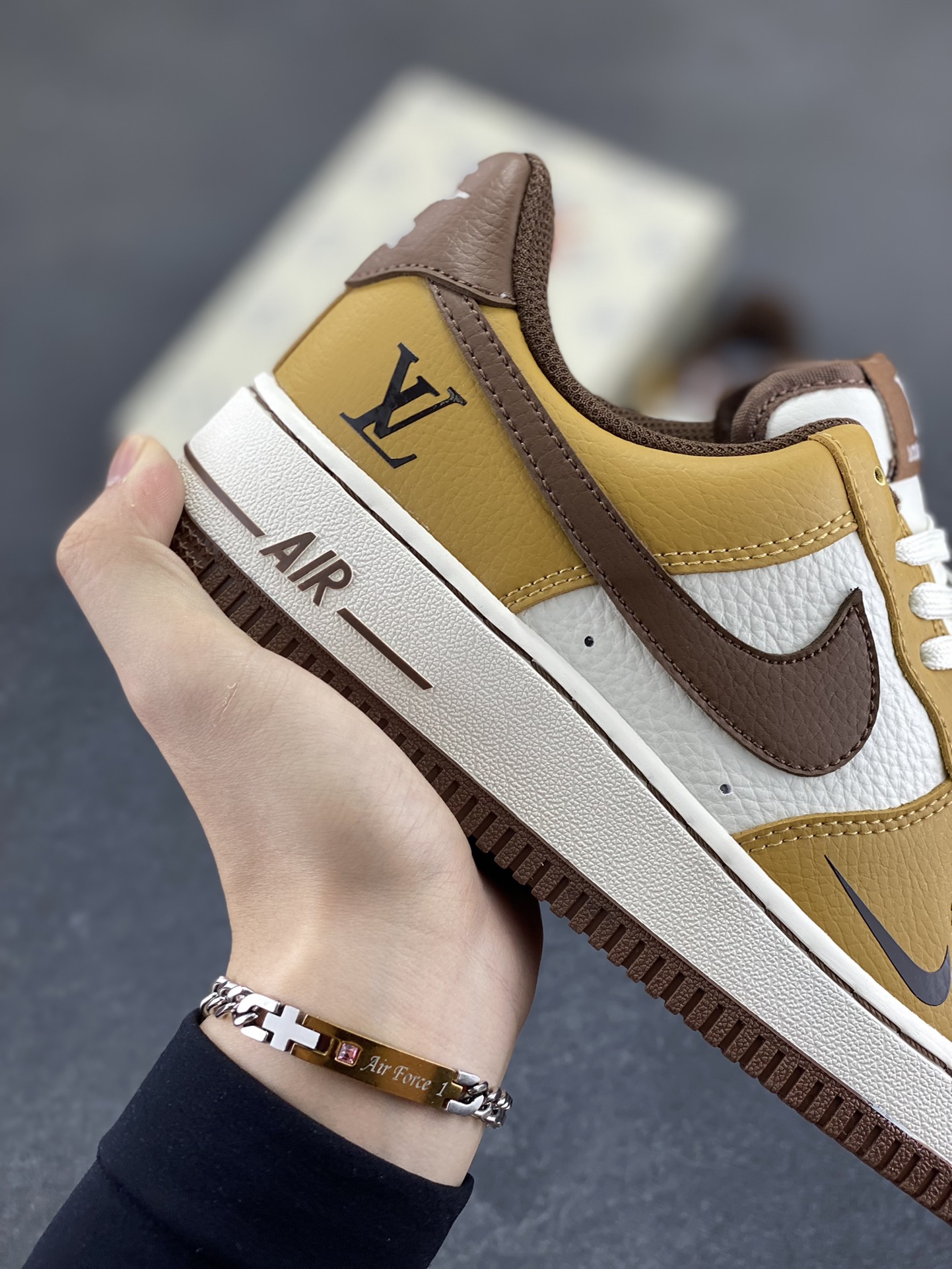 图片[6]-NIke Air Force 1 \’07 Low “LV联名——棕布勾”空军一号 低帮 运动鞋 休闲鞋 折边针车 工艺难度大 原楦头原纸板 原装鞋盒 定制五金配件 内置全掌气垫 原厂鞋底 货号：KK1988-091 尺码：36 36.5 37.5 38 38.5 39 40 40.5 41 42 42.5 43 44 44.5 45-选品中心