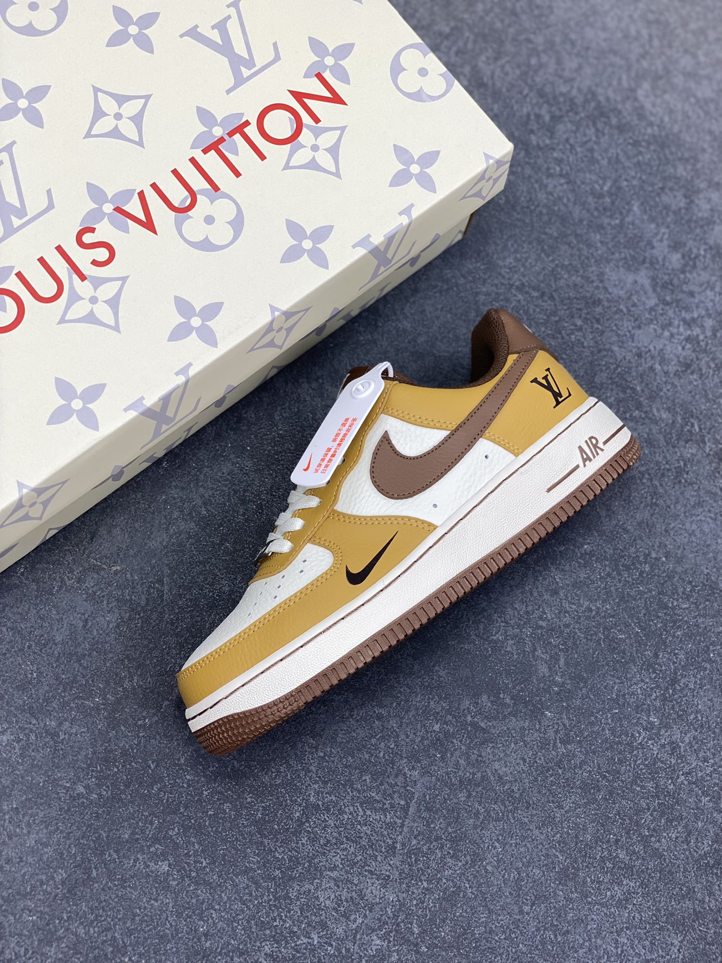 图片[7]-NIke Air Force 1 \’07 Low “LV联名——棕布勾”空军一号 低帮 运动鞋 休闲鞋 折边针车 工艺难度大 原楦头原纸板 原装鞋盒 定制五金配件 内置全掌气垫 原厂鞋底 货号：KK1988-091 尺码：36 36.5 37.5 38 38.5 39 40 40.5 41 42 42.5 43 44 44.5 45-选品中心