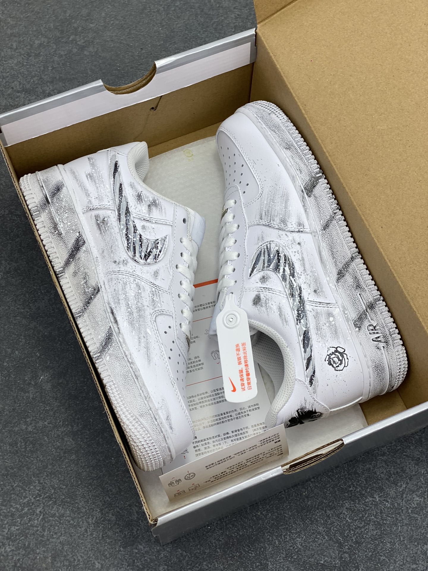 图片[9]-【定制球鞋】Nike Air Force 1 暗迹 手绘 泼墨涂鸦 时尚 潮流 耐磨 低帮 板鞋 男女同款 黑白色 黑白折边针车 工艺难度大 原楦头原纸板 原装鞋盒 定制五金配件 内置全掌气垫 原厂鞋底 货号：CW2288-111 尺码： 36 36.5 37.5 38 38.5 39 40 405. 41 42 42.5 43 44 44.5 45-选品中心